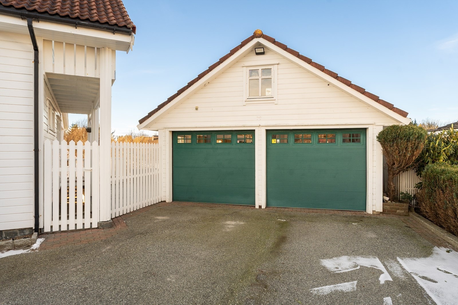 Garasjen er oppført i 1999 og har Salhusporter med elektrisk portåpner - det er også montert lader for elbil i garasjen Galleribilde