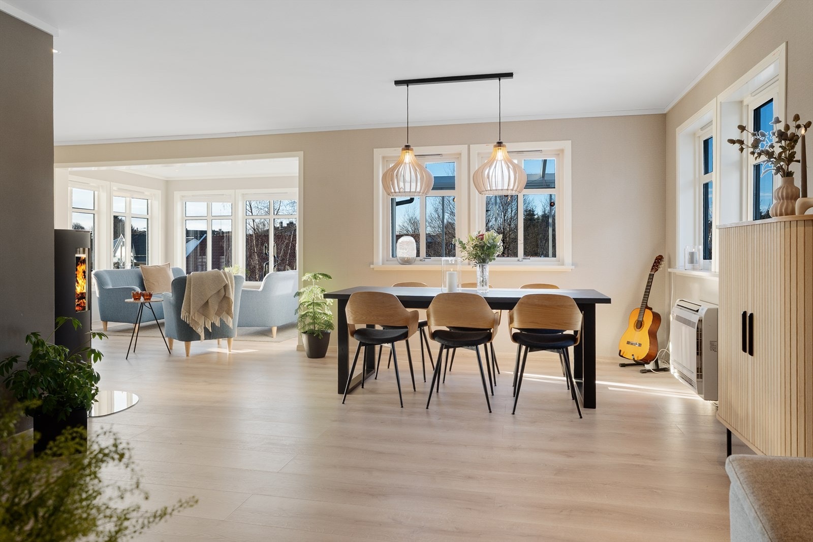 De store vinduene sørger for masse naturlig dagslys Galleribilde