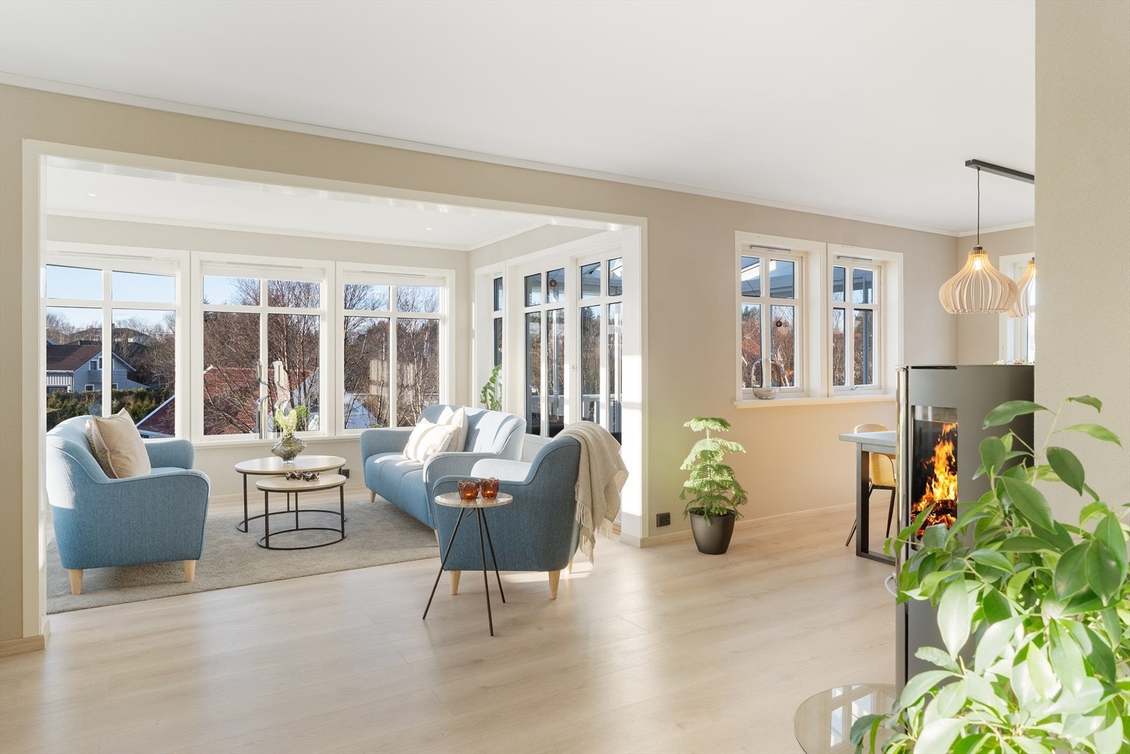 Det er montert flott vedovn i 2024 som gir deilig varme til boligen på årets kaldeste dager Galleribilde