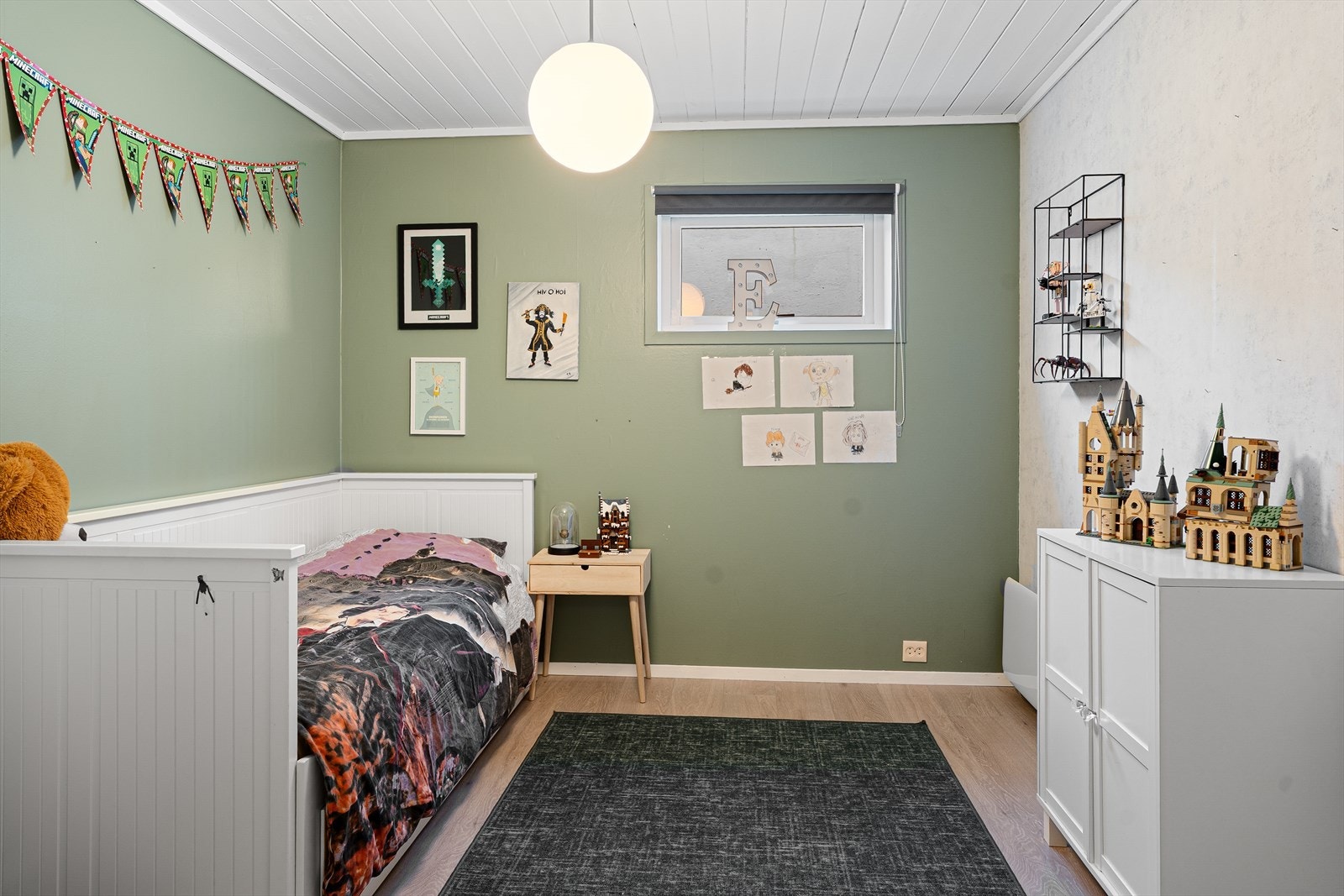 Soverom i kjelleren som er tapetsert og malt i 2023 Galleribilde