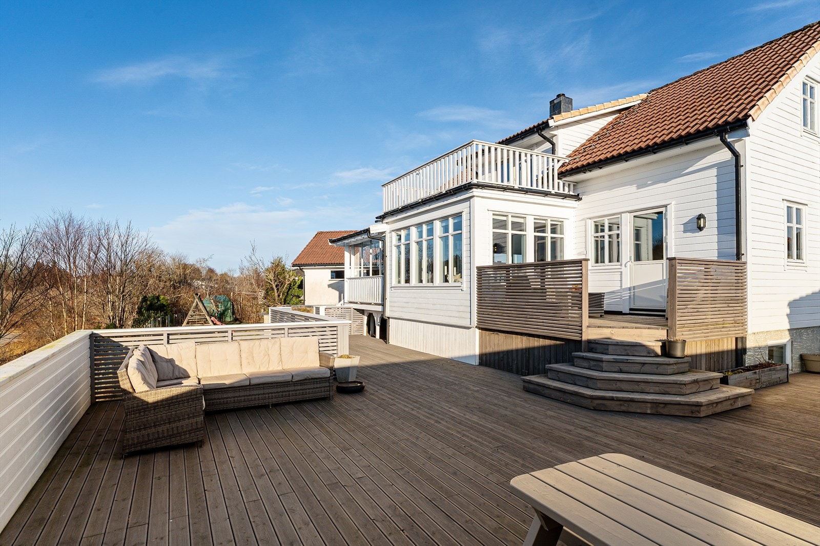 Boligen kan by på en stor, sørvestvendt terrasse med herlige solforhold Galleribilde