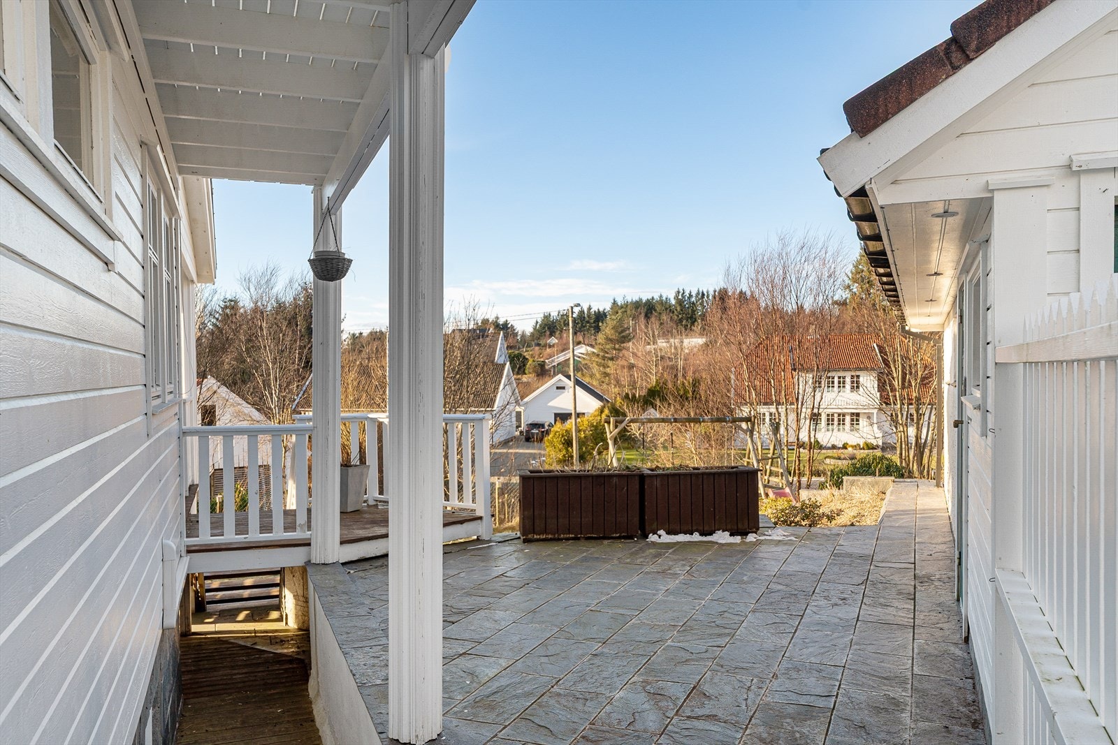 Flott, skiferbelagt uteområde mot nord Galleribilde