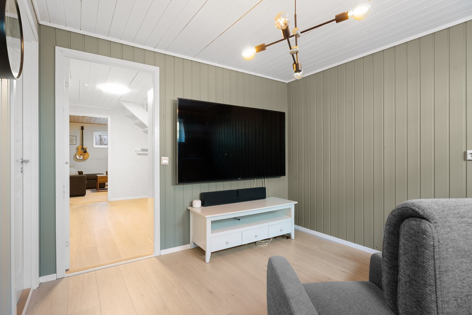 Tv-stue i kjelleren med plass til sofagruppe - det er lagt nytt gulv i kjelleren i 2023 Galleribilde