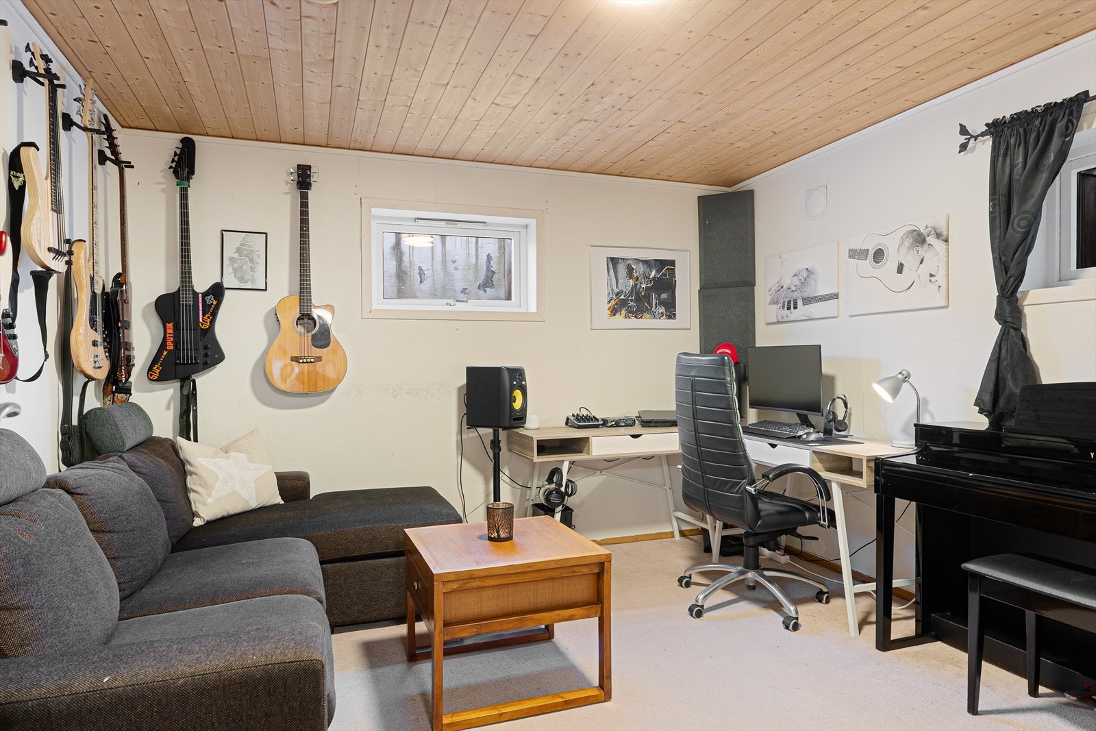 Pc-rom/hobbyrom med god plass til ønsket møblement Galleribilde