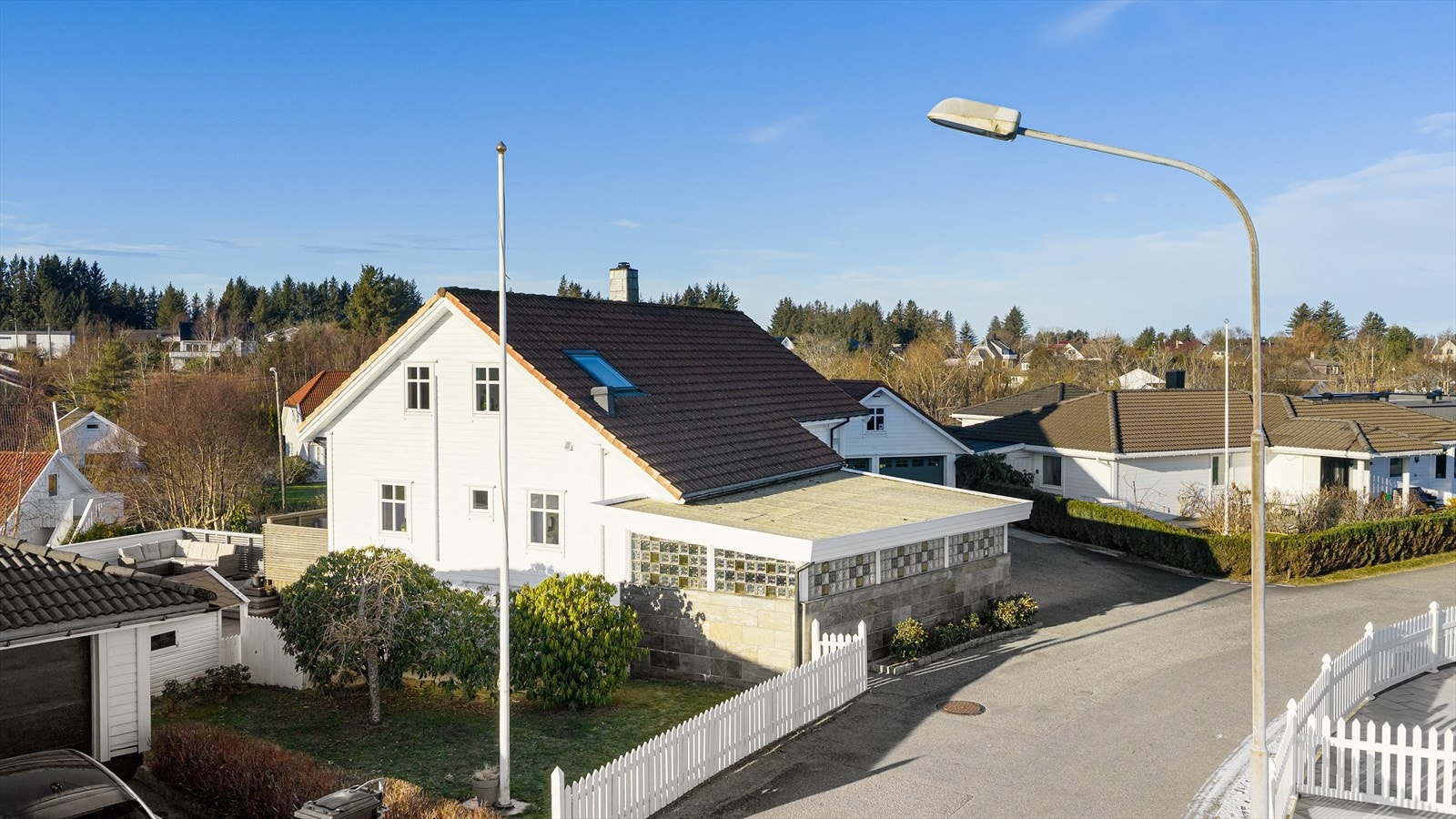 Boligen har saltak oppført i trekonstruksjon og er tekket med betongtakstein - ytterveggene er oppført i bindingsverk av tre og kledd med trepanel Galleribilde