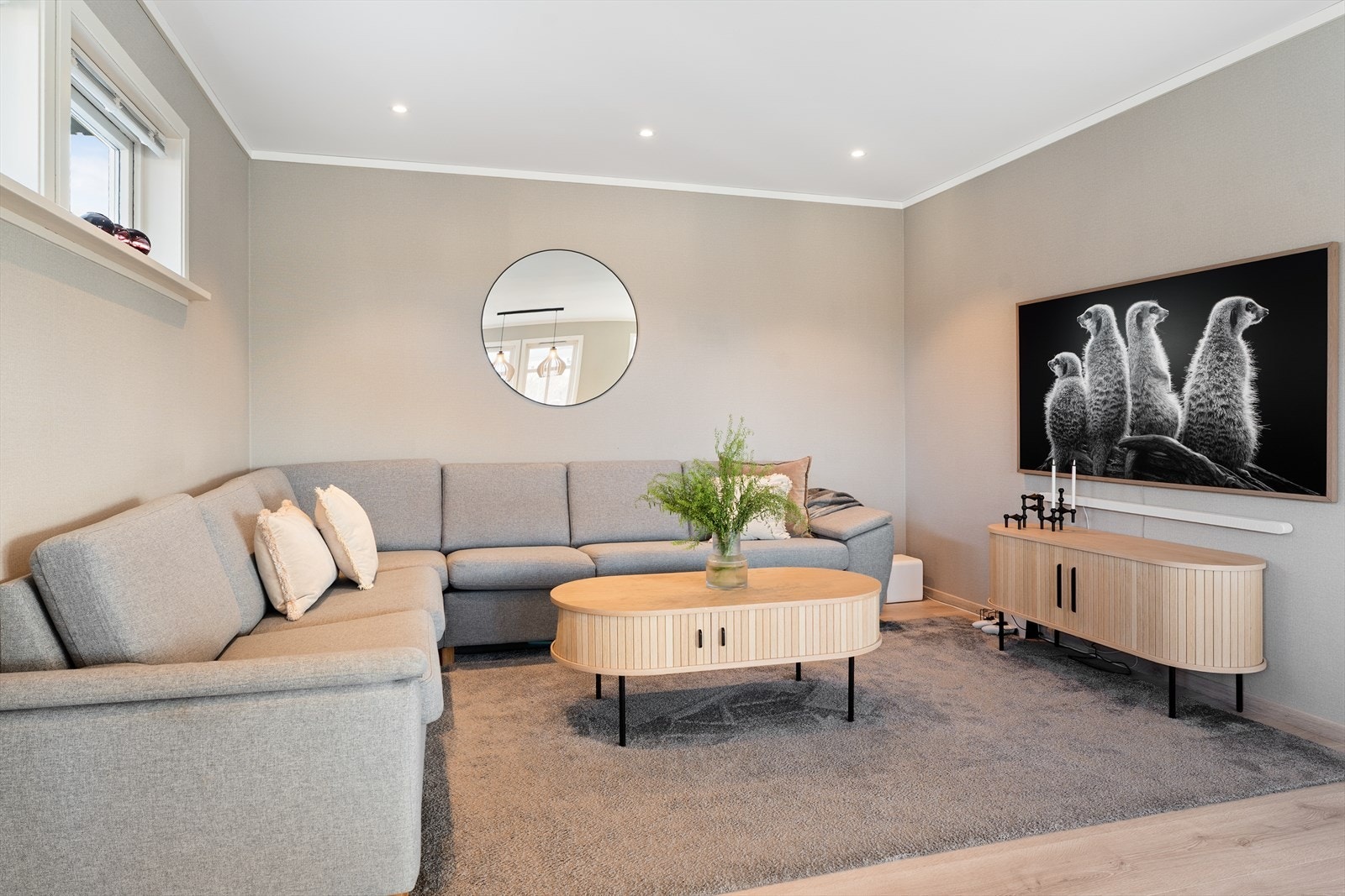 Lyse og lette fargevalg på overflatene samt utstrakt bruk av downlights i tak Galleribilde