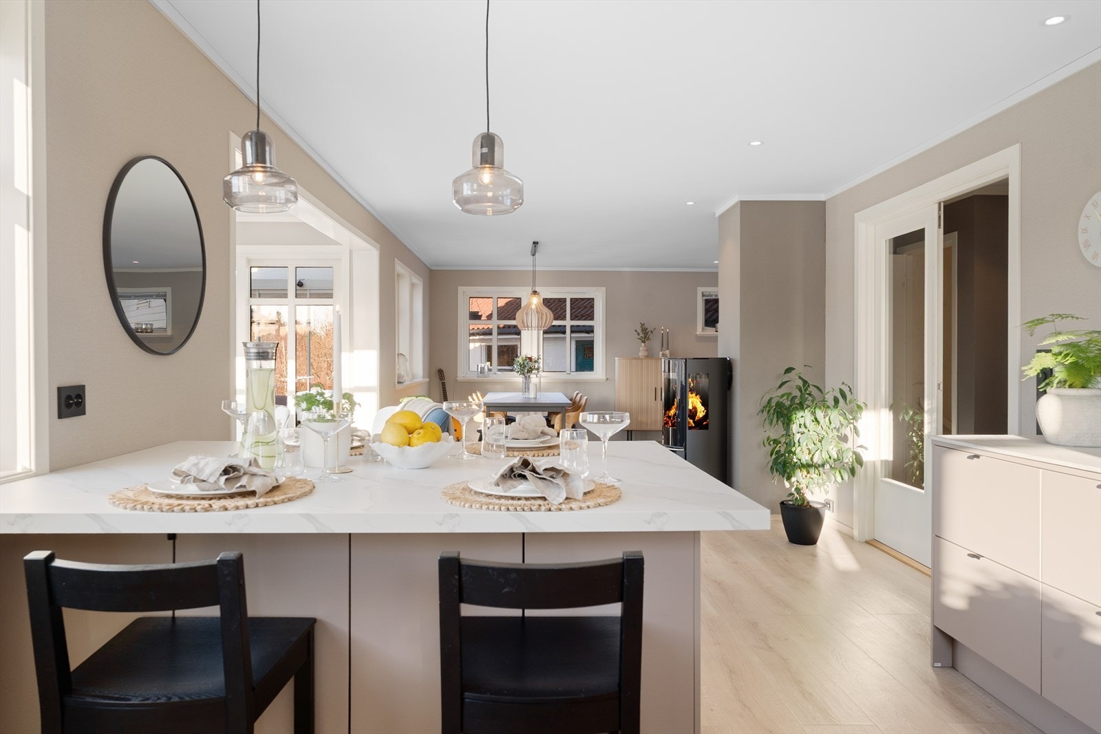 Praktisk kjøkkenøy gir ekstra benkeplass samt spiseplass for fire personer Galleribilde