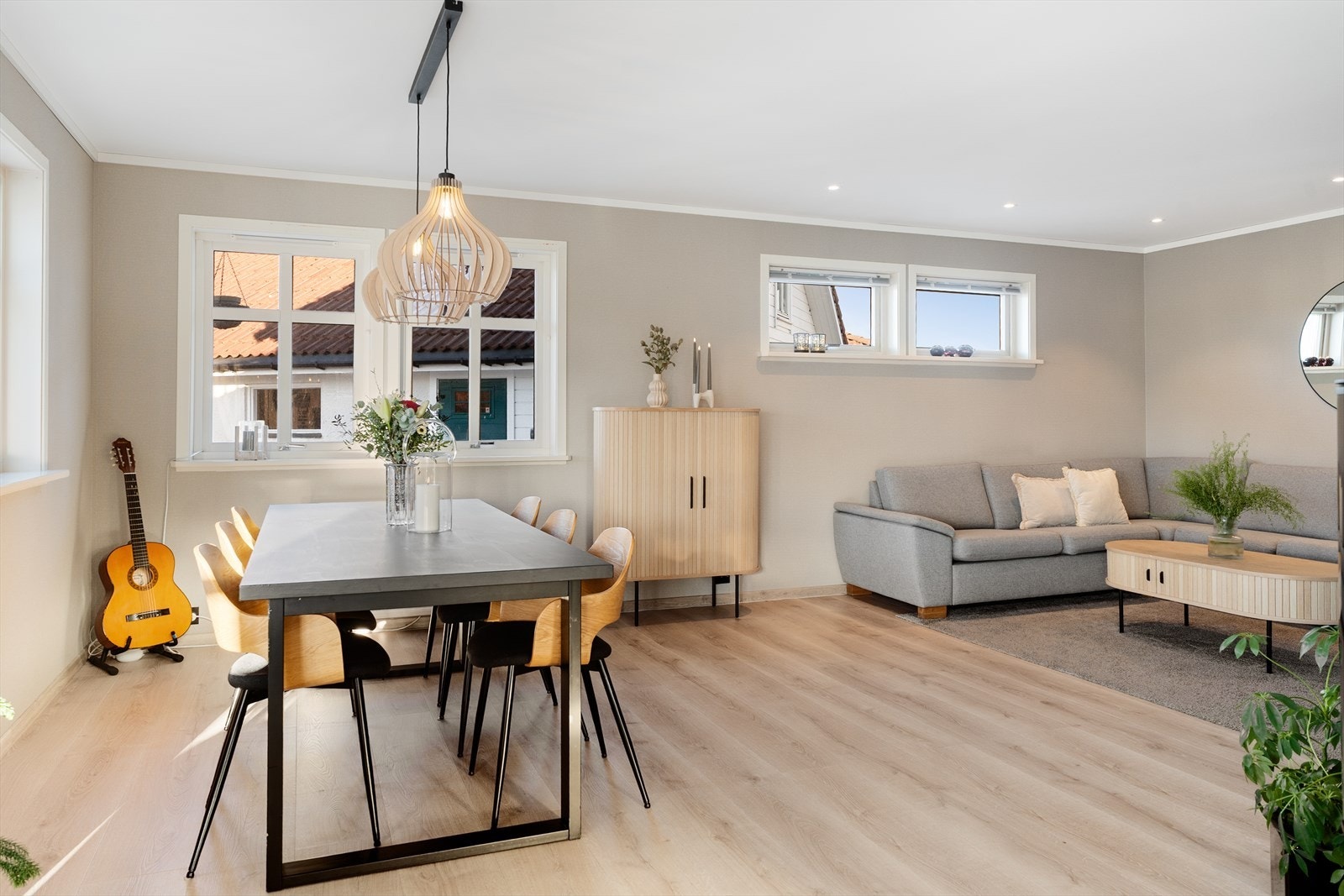 Den flotte stuen har god plass til både sofagruppe og spisebord Galleribilde