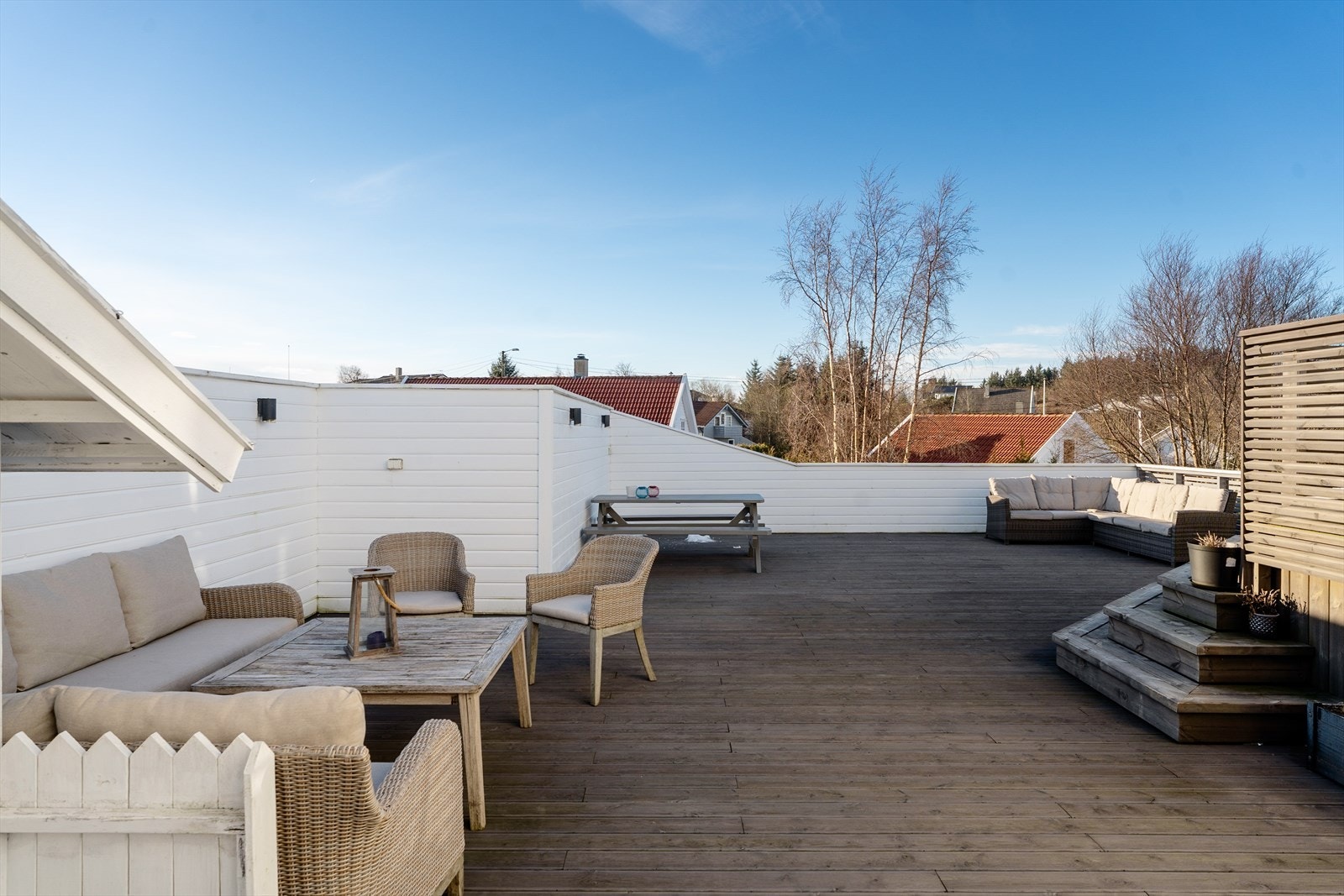 Den store terrassen byr på rikelig med boltreplass for hele familien Galleribilde