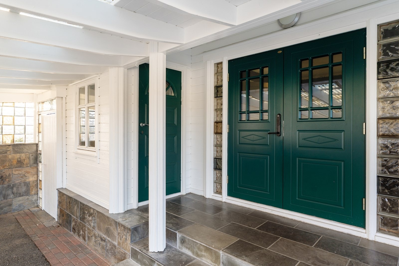 Ved inngangspartiet er det en utvendig bod med ekstra lagringsplass Galleribilde