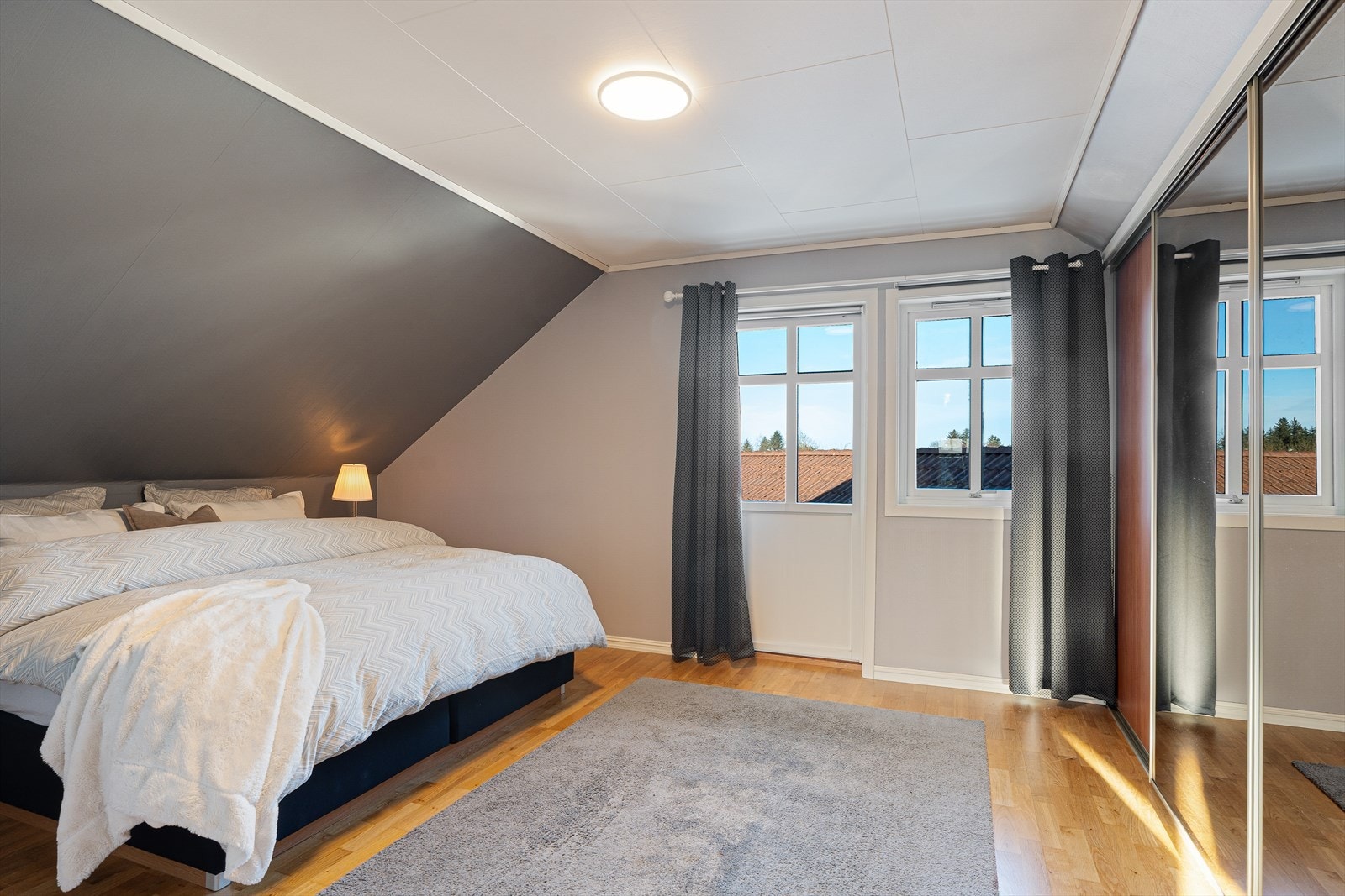 Det er totalt tre soverom av god størrelse i loftsetasjen - hovedsoverommet har masse oppbevaringsmuligheter i stor skyvedørsgarderobe Galleribilde