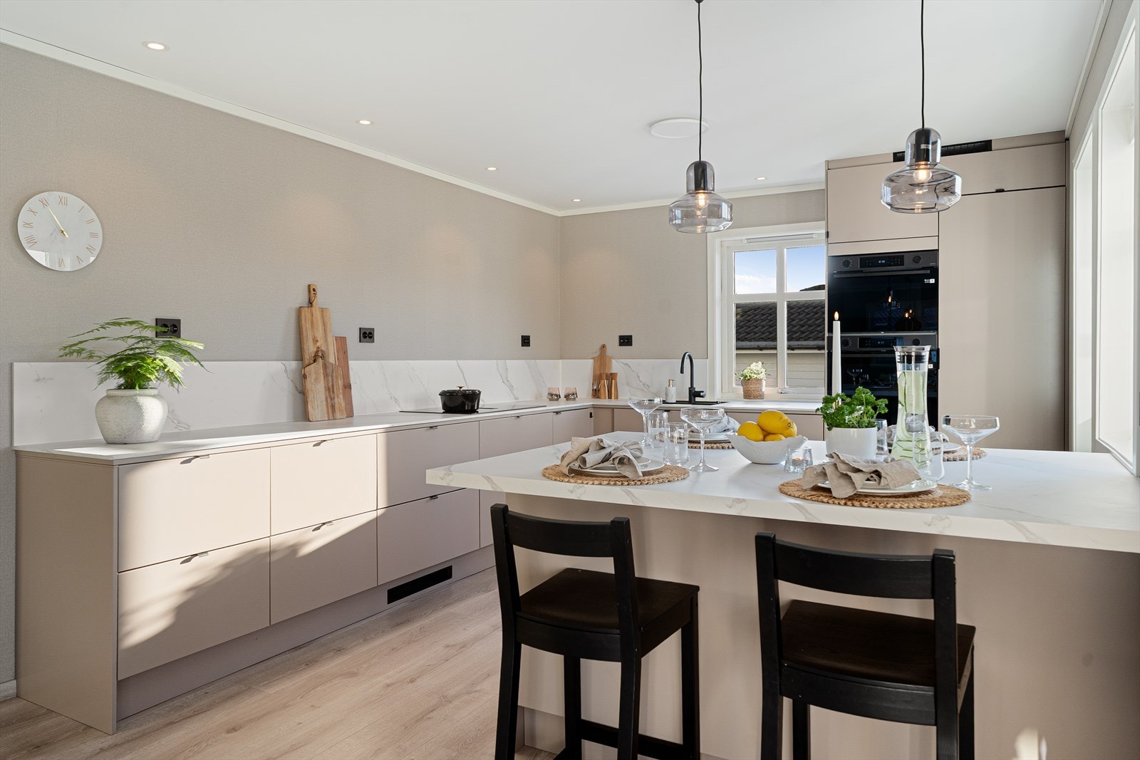 Boligen har et moderne og lekkert Epoq-kjøkken fra 2024 med masse skap- og benkeplass Galleribilde