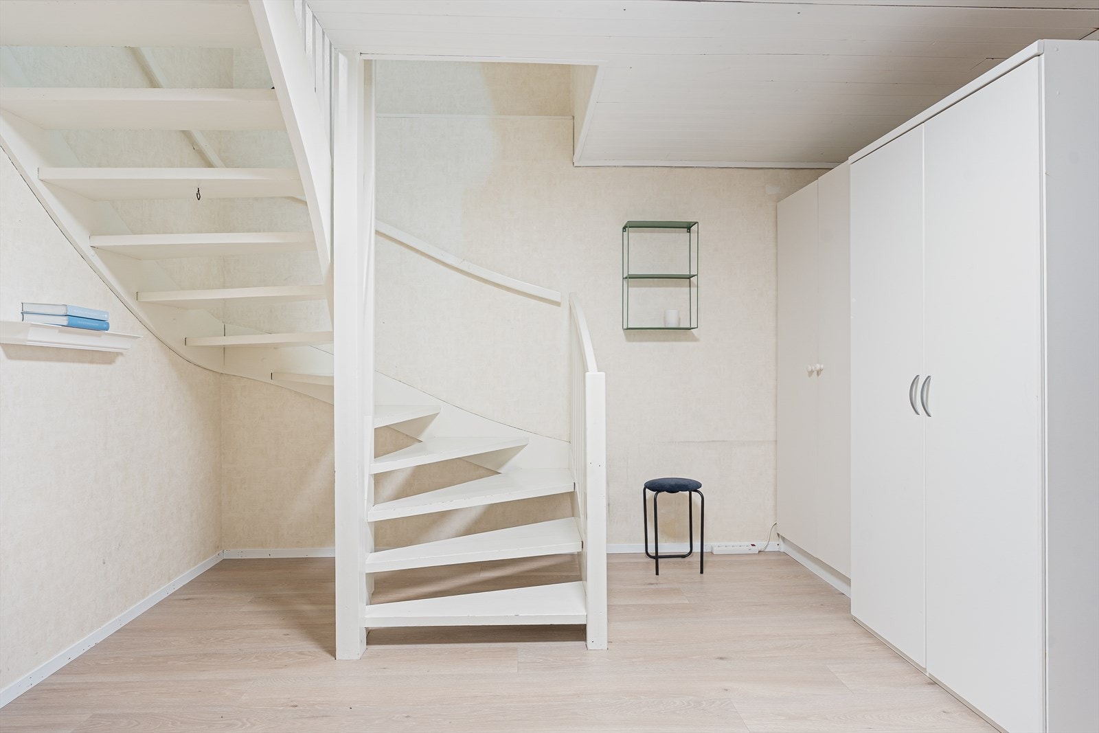 I boligens kjeller finner du gang, tv-stue, soverom, pc-rom/hobby, bad og bod - det presiseres at rommene i denne etasjen ikke er omsøkt og godkjent som rom for varig opphold (krever søknad om bruksendring) Galleribilde