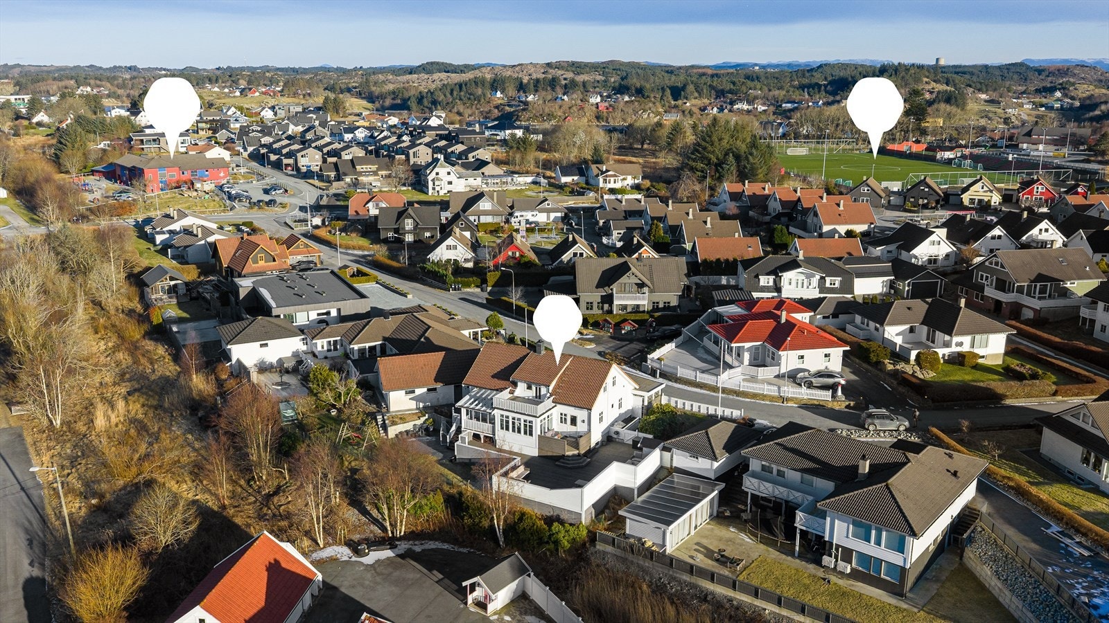 Boligen har en sentral, populær og barnevennlig beliggenhet i Veavågen - like i nærheten av barnehage og fantastisk idrettsanlegg Galleribilde