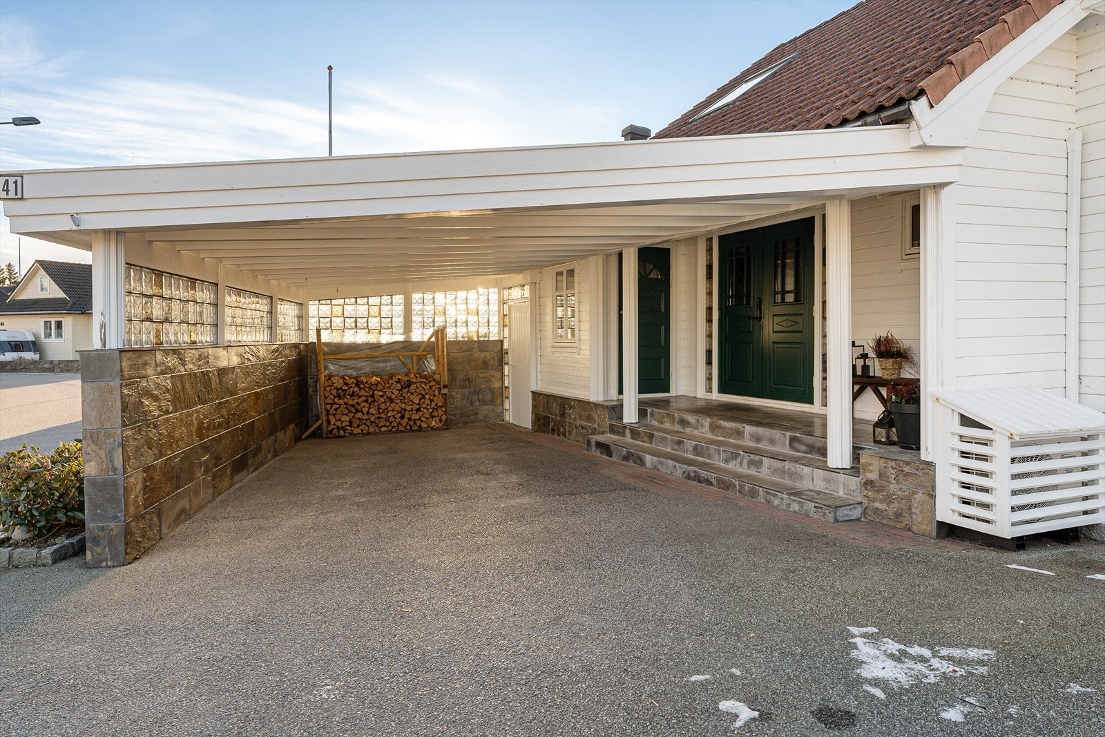 Den romslige carporten er oppført i 2009 Galleribilde