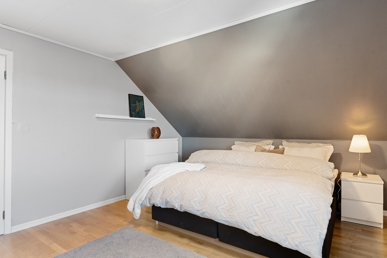 Rommet har god plass til dobbeltseng og tilhørende nattbord Galleribilde