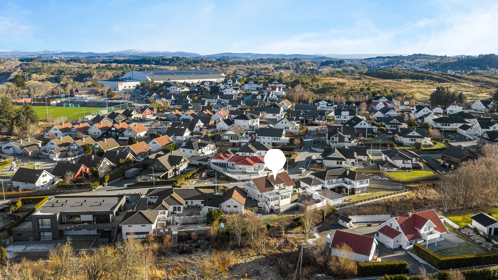 Her bor du i et barnevennlig område med kort vei til både barneskole, privat ungdomsskole, kjøpesenter, flotte turområder , fantastisk idrettsanlegg og sentrum med dens fasiliteter Galleribilde