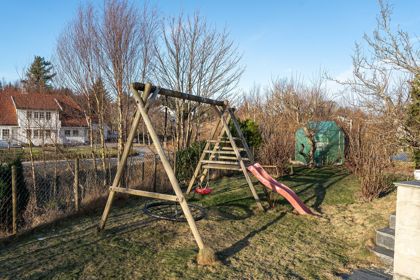 Lekestativ for barna i hagen Galleribilde