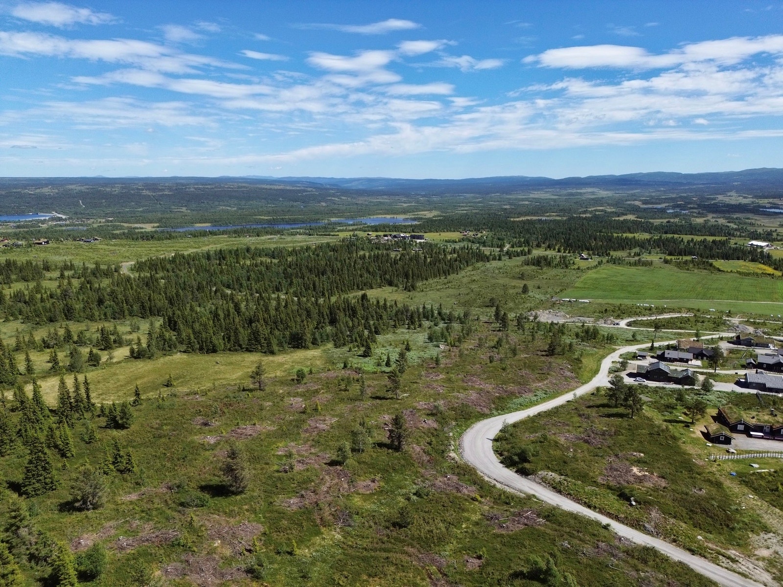 Nydelig beliggenhet med naturskjønn utsikt. Rolig område med kort vei til turstier, innsjøer og andre friluftsaktiviteter. Perfekt for naturelskere! Galleribilde
