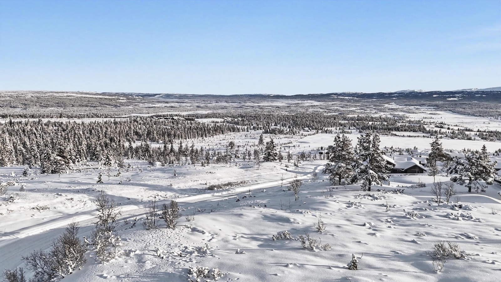 Fantastisk utsikt over naturskjønne omgivelser, med nærhet til turstier og friluftsliv. Perfekt for naturelskere og rekreasjon. Galleribilde