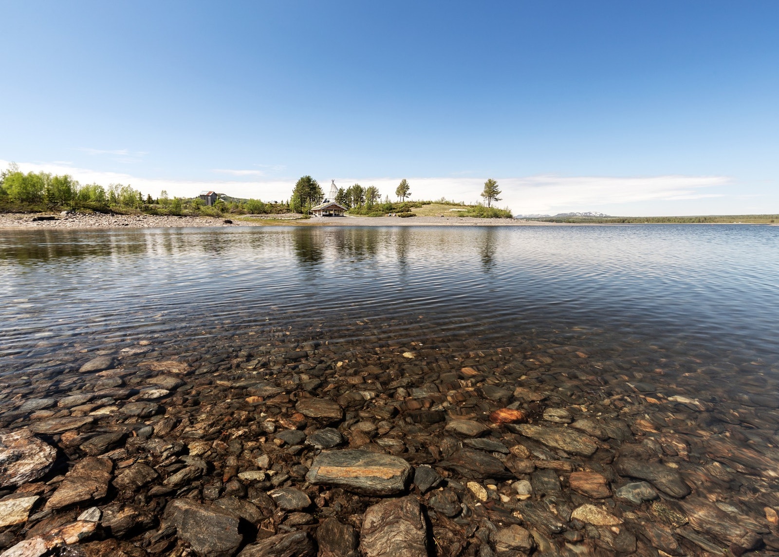 Tisleifjorden er en kort sykkeltur unna. Her er det populært for både bading, fiske og padling i sommerhalvåret. I vinterhalvåret går det i isbanekjøring, skøyter, isbading, pilking, diverse løp m.m. Galleribilde