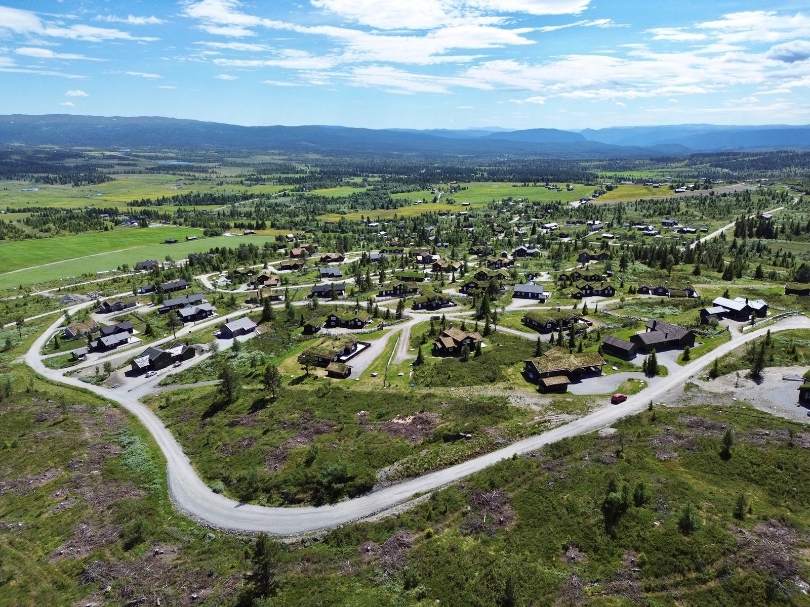 Fra tomtene er det bare å skli ned i skiløypene som ligger like nedi veien. Galleribilde
