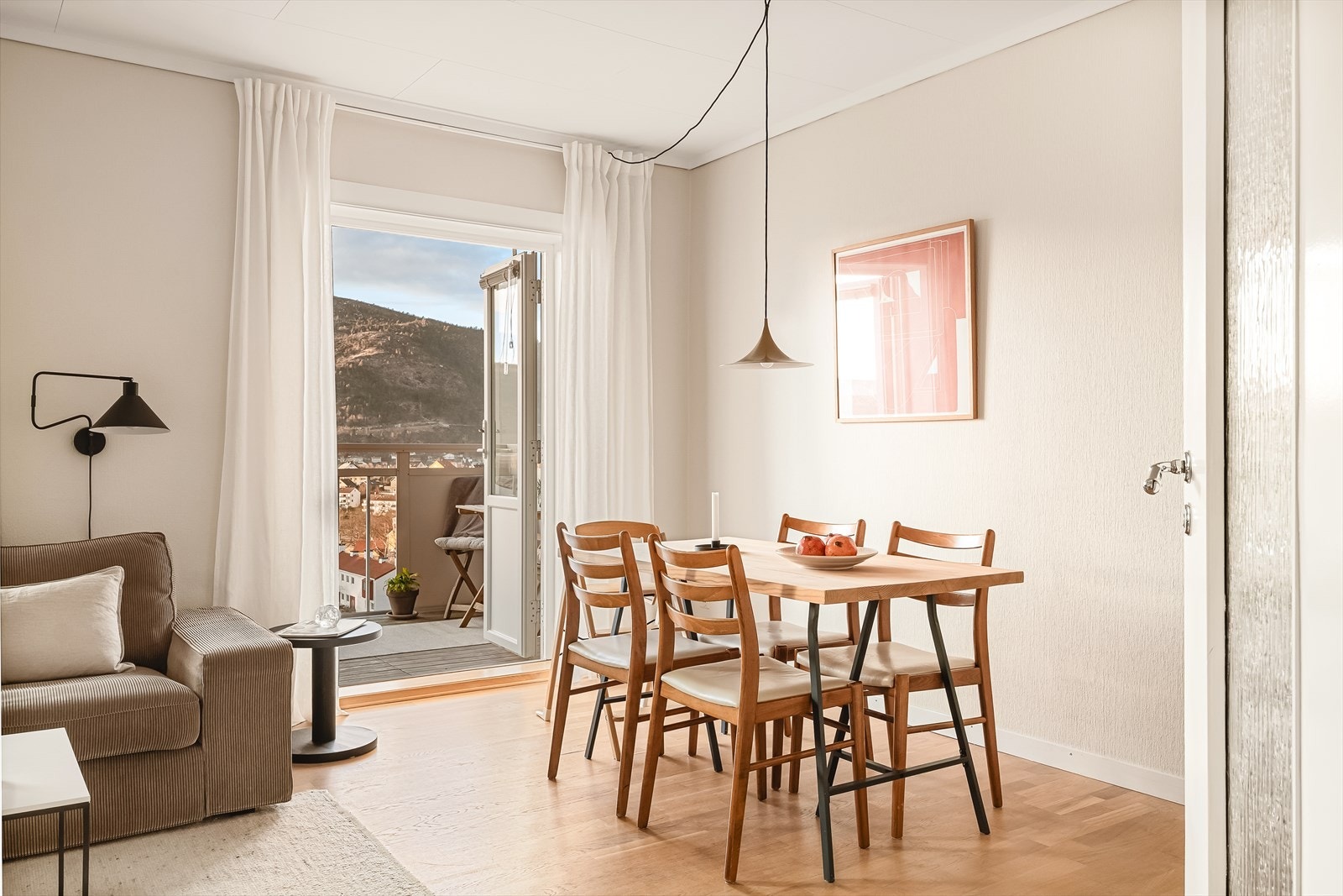 Fra stuen er det utgang via tofløyet dør til en overbygget, vestvendt altan på 5,3 kvm. Galleribilde