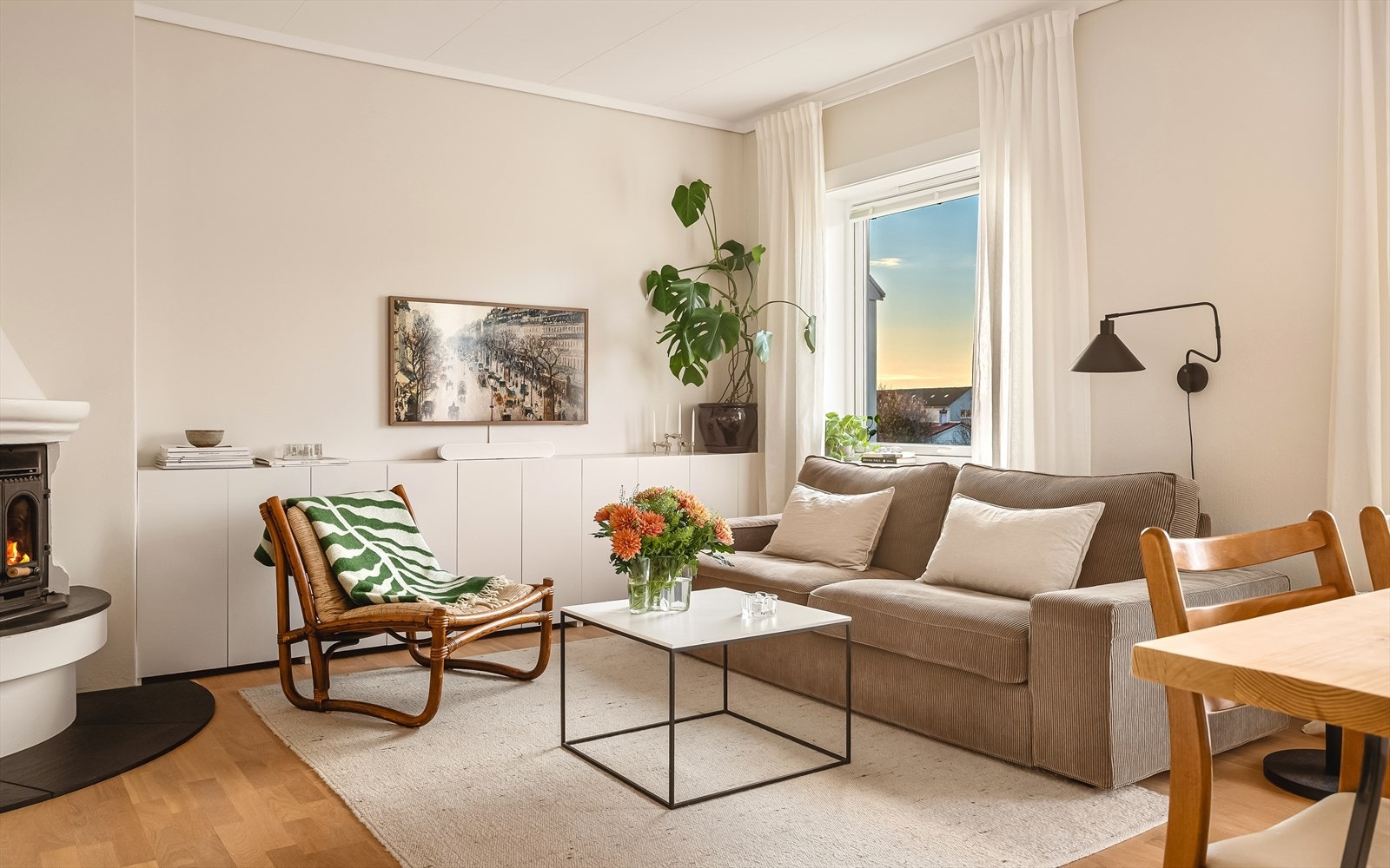 Parkettgulvet ble slipt og behandlet med hardvoksolje med hvitpigment i 2016, noe som gir et lyst og moderne uttrykk. I 2022 ble det i tillegg montert ny rehabgips på stuevegg mot nabo. Galleribilde