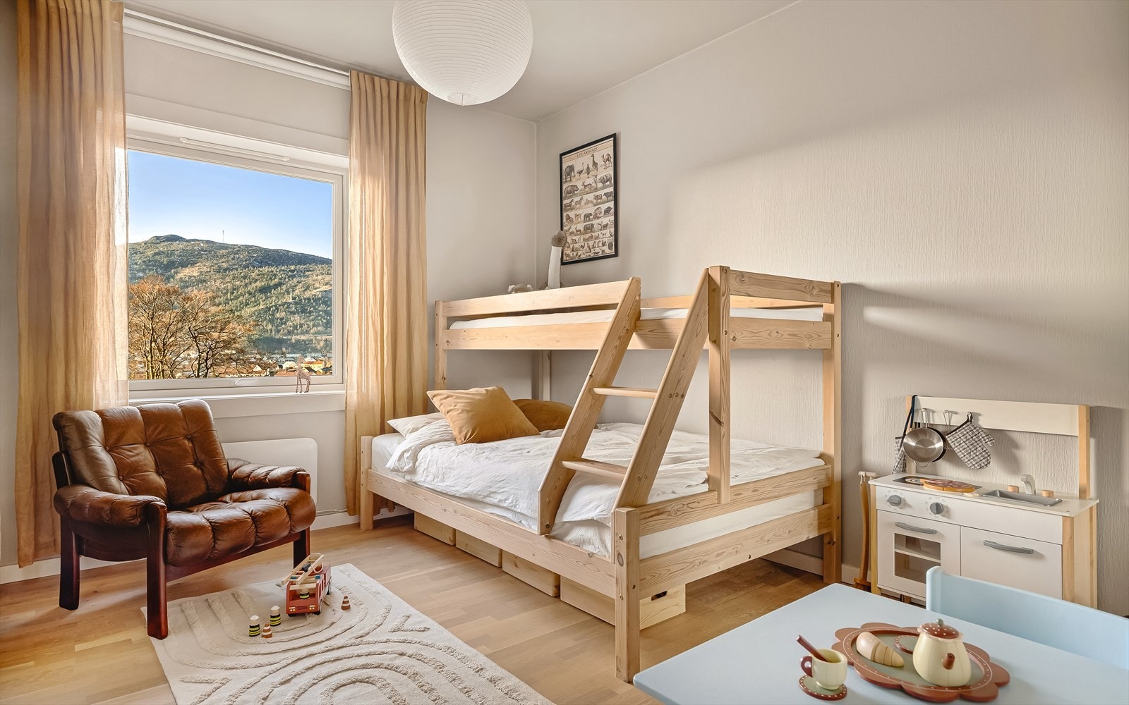 Leiligheten har to romslige og velfungerende soverom på henholdsvis 9,6 kvm og 12,3 kvm, begge med god plass til dobbeltseng og fleksible innredningsmuligheter. Galleribilde