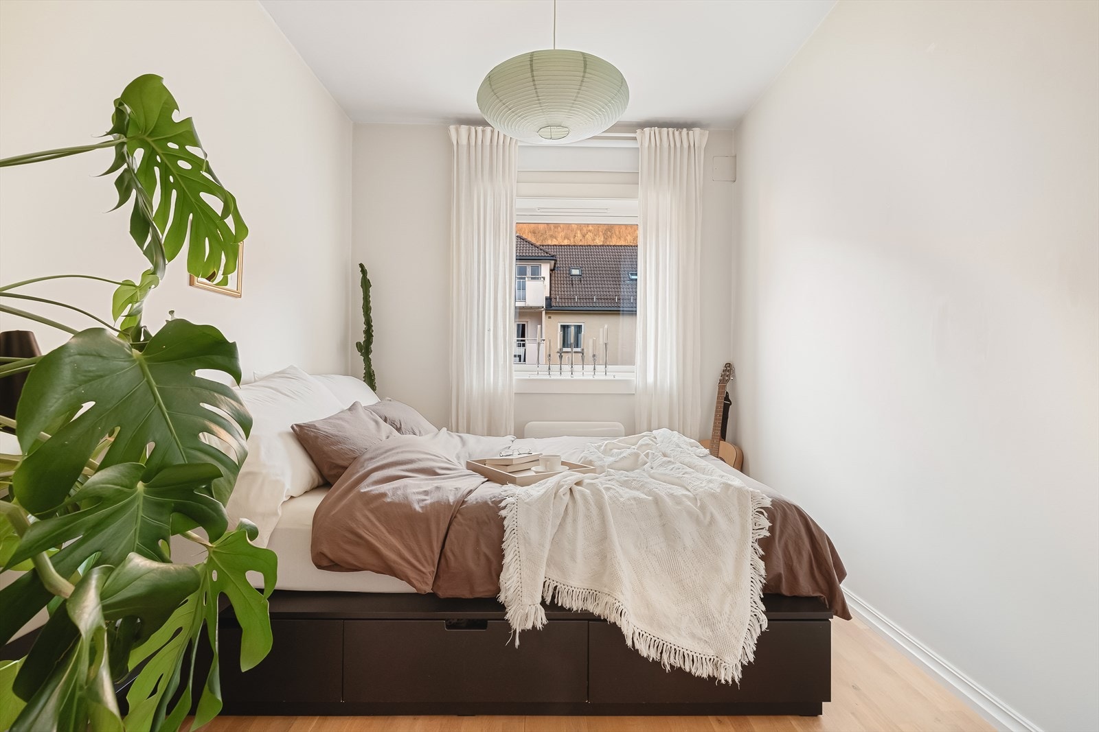 Soverom nummer to har utsyn oppover mot Ulriken og Landåsfjellet, og er utstyrt med innebygd skap samt garderobeskap. Galleribilde