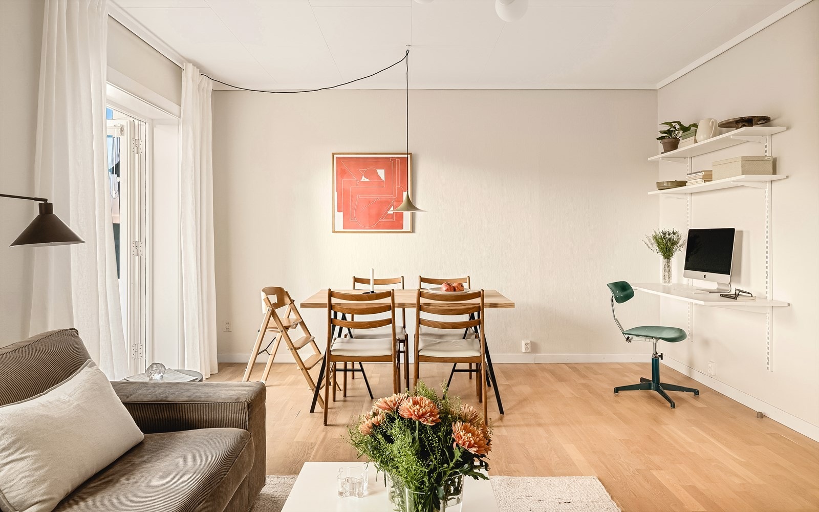 Rommet har god plass til både sofagruppe og spisebord, og danner en lun og sosial atmosfære - perfekt for både hverdagsliv og hyggelige sammenkomster. Galleribilde