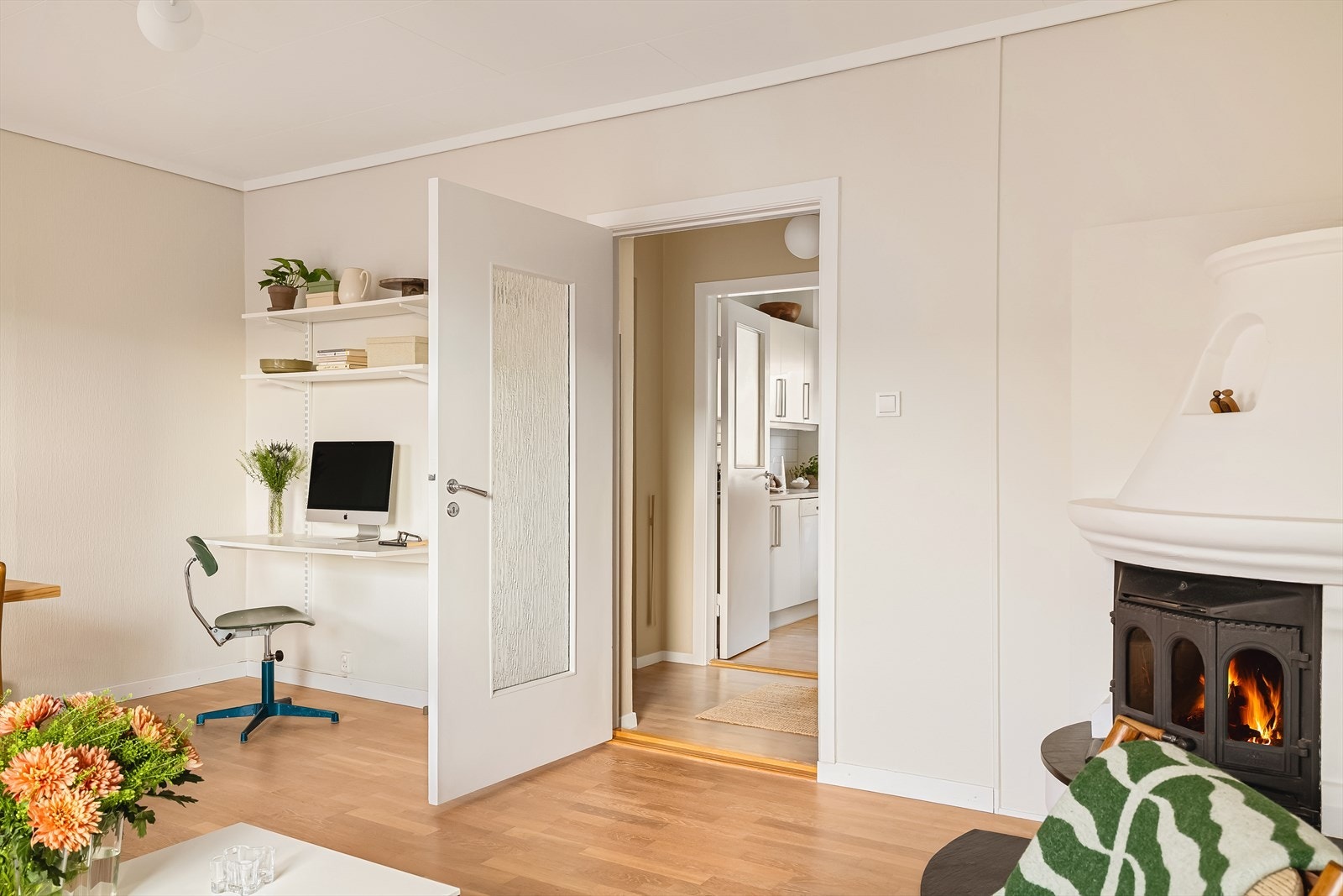 Kabel-TV og bredbånd (grunnpakke fra Telia) er inkludert i felleskostnadene, slik at alt ligger til rette for enkel innflytting. Galleribilde