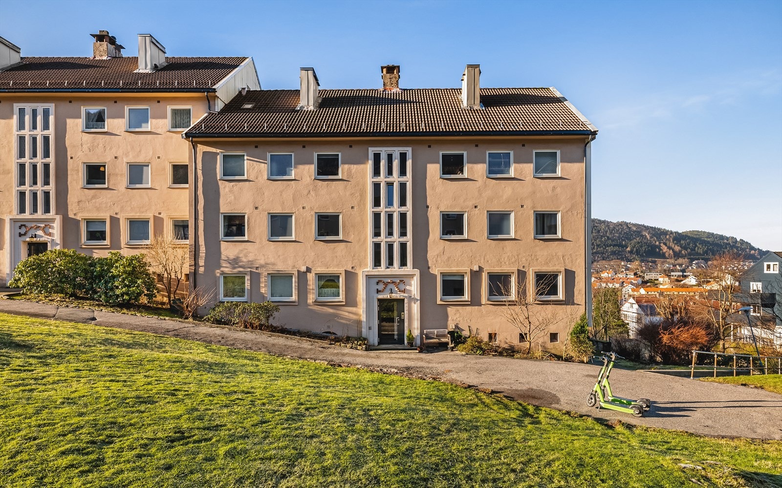 Nordahl Rolfsens Vei 29 C har en flott beliggenhet i Nattland Borettslag (fremste rekke), sentralt på Landås. Galleribilde