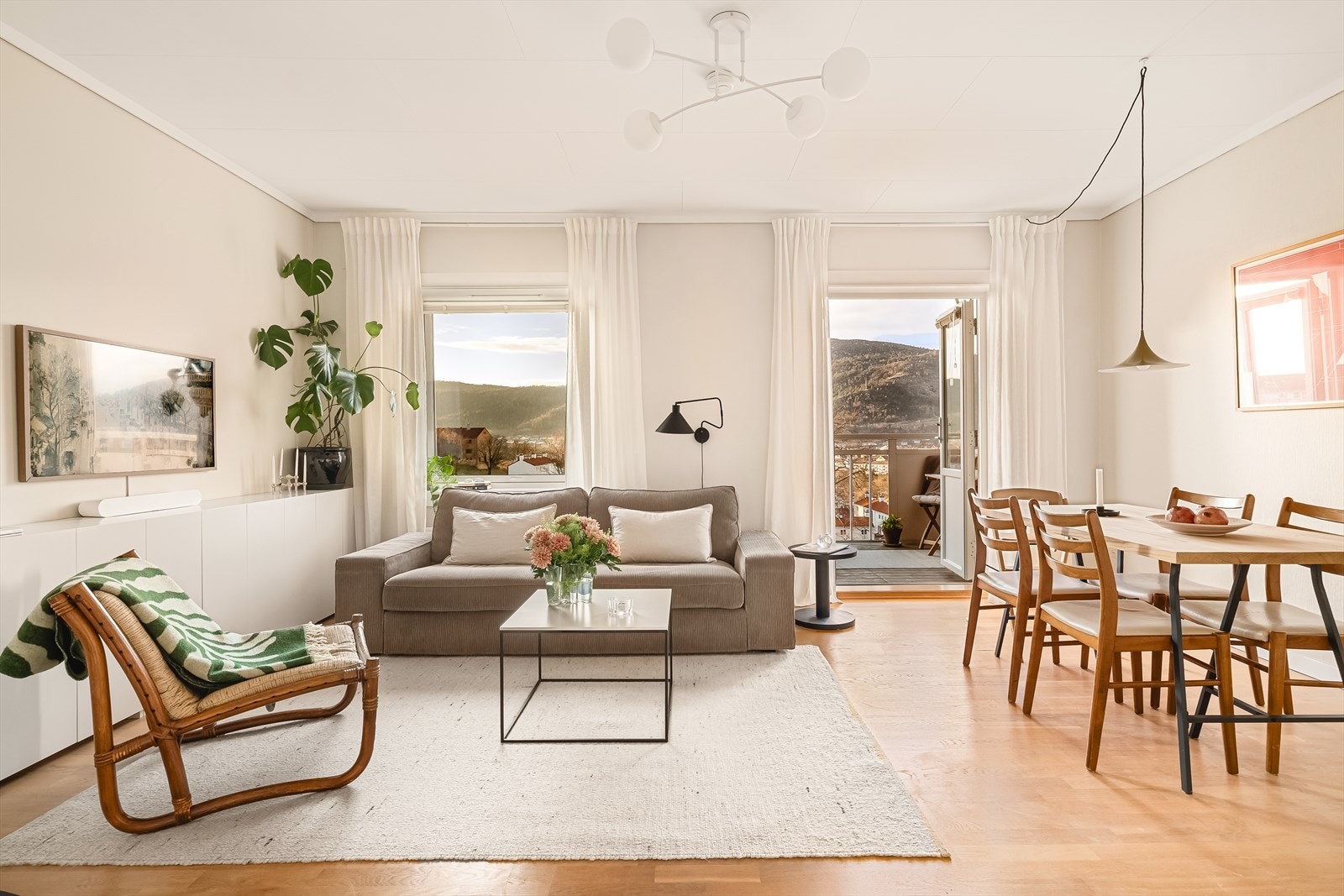 Stuen på 20,8 kvm fremstår som lys og svært trivelig, med god romfølelse og gjennomtenkte løsninger. Galleribilde