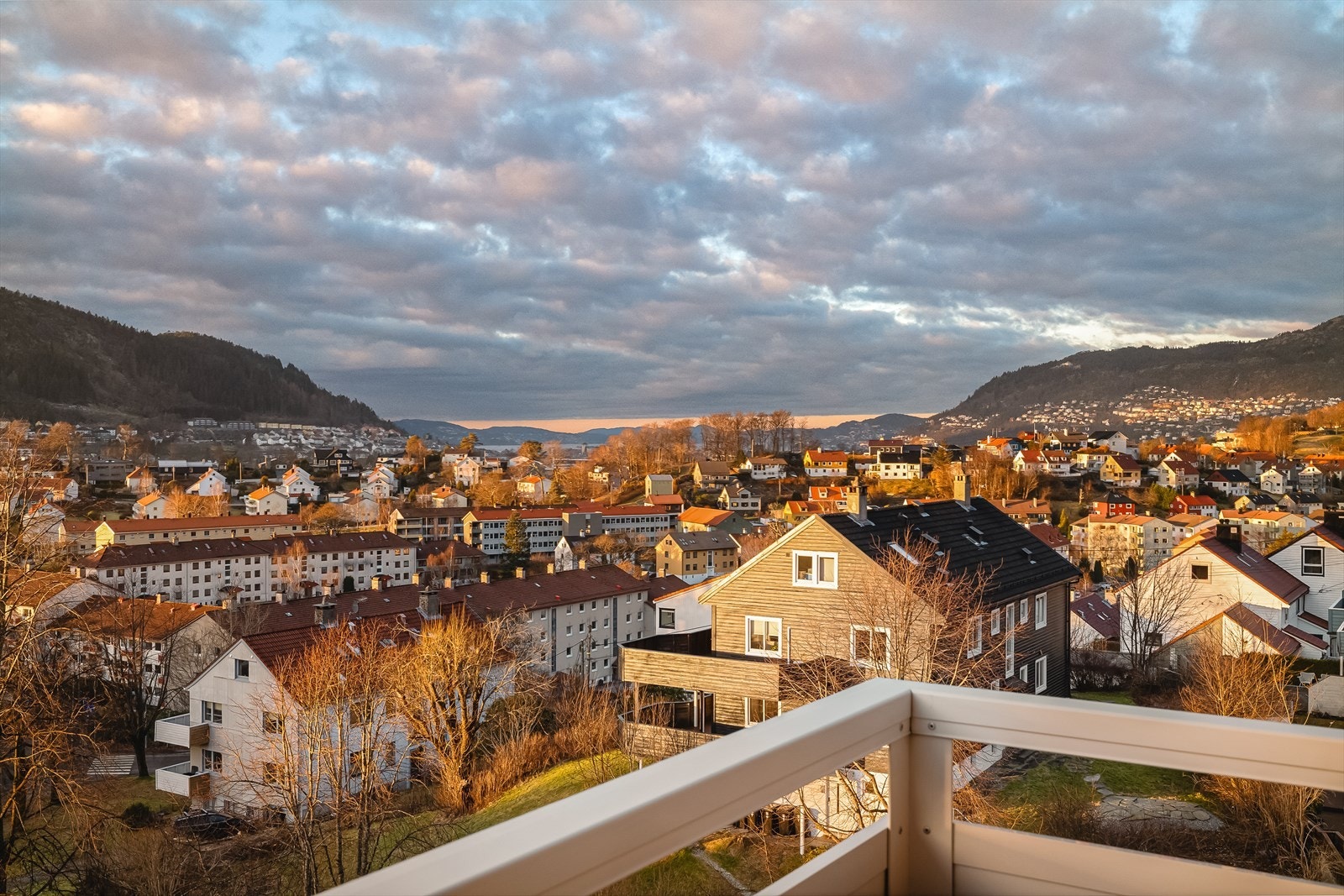 Her kan solen nytes fra ca. kl. 12 til 22 midtsommers, sammen med flott utsikt mot nærområdet, Løvstakken, deler av Bergensdalen og helt til Askøy i det fjerne, bedre blir det nesten ikke! Galleribilde