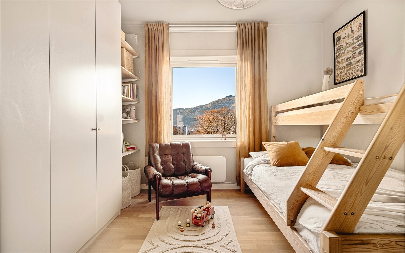 Hovedsoverommet vender mot vest og byr på flott utsikt mot Løvstakken og er utstyrt med skyvedørsgarderobe og garderobeskap. Galleribilde