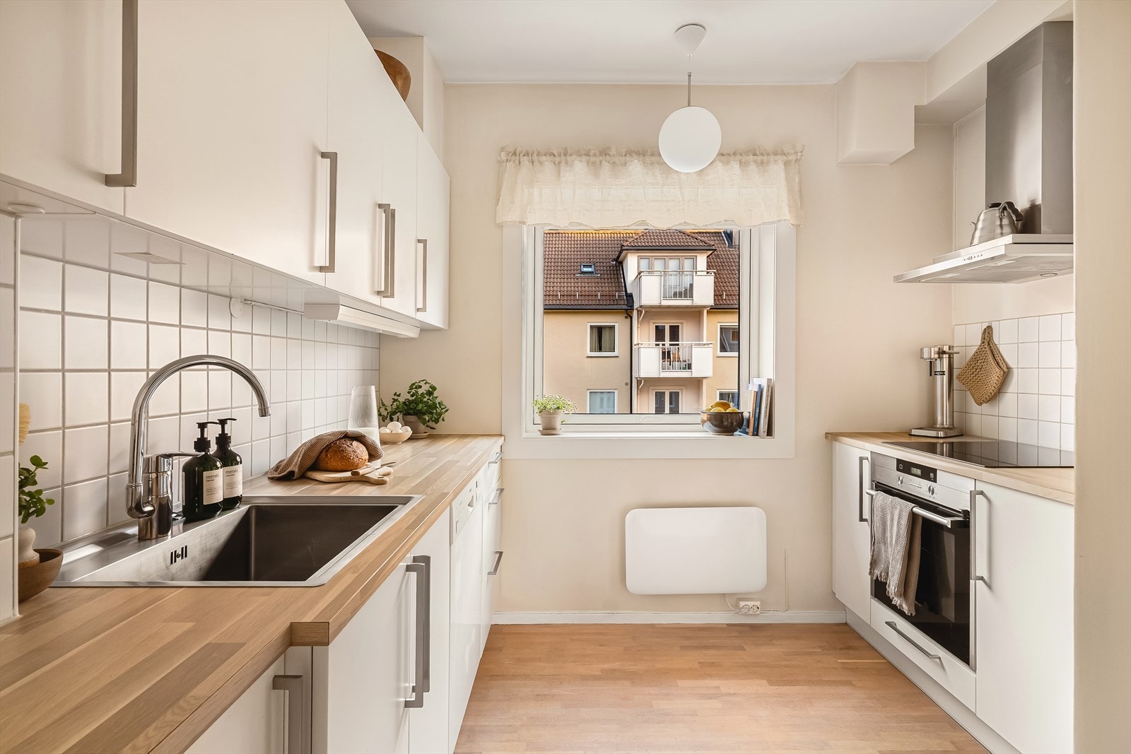 Lyst og funksjonelt kjøkken på 6,1 kvm med kjøkkeninnredning fra 2016. Kjøkkenet har tre-stavs eikeparkett på gulv, malt mur på vegger og malt betong i himling, noe som gir et moderne og stilrent preg. Galleribilde