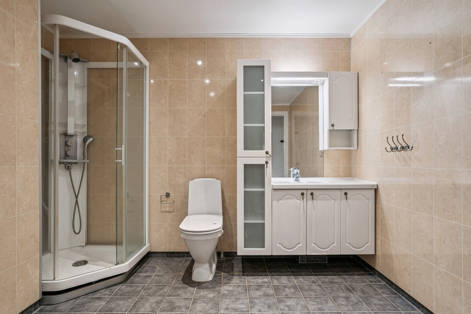 Romslig bad med elektriske varmekabler i gulvet. Galleribilde