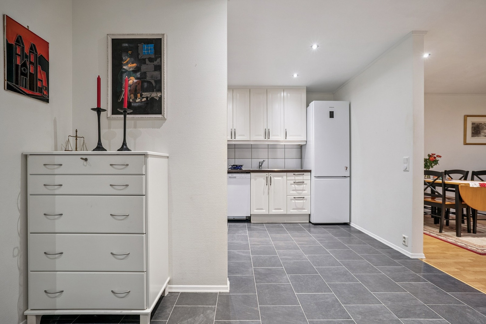 Flisene strekker seg videre innover kjøkkenet. Galleribilde