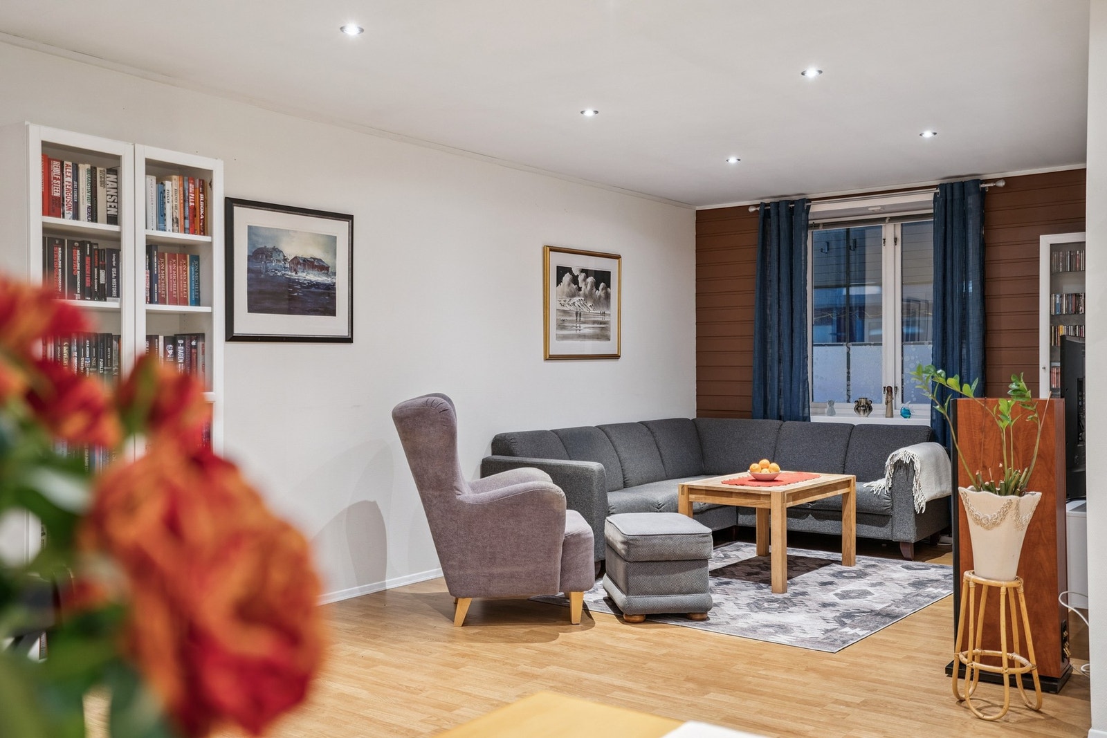 Det er laminat på gulvet og spotter i taket som gir ekstra lys i leiligheten. Galleribilde