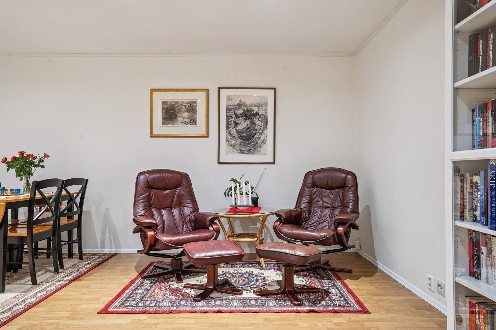 Deler av stue/spisestue. Galleribilde