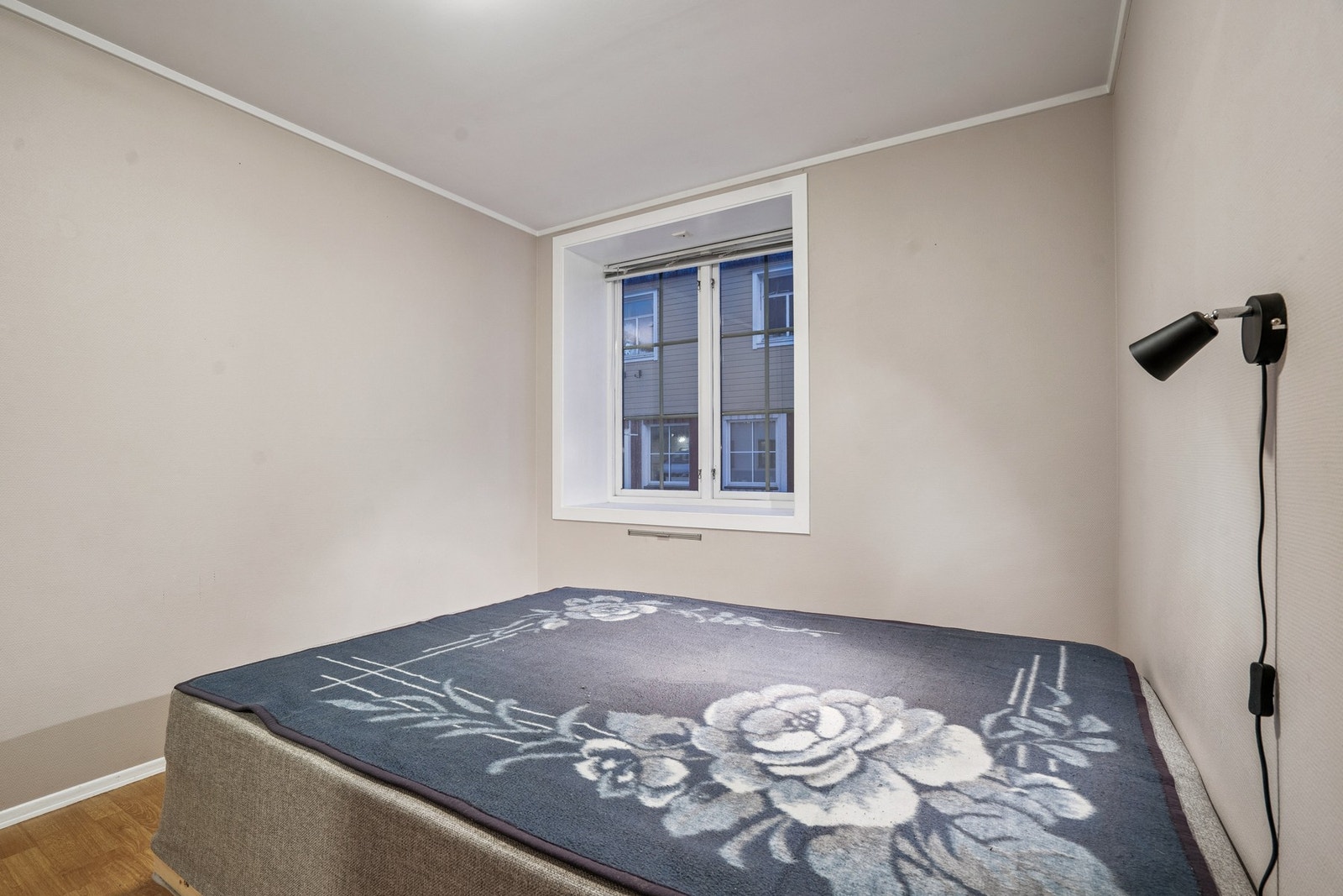 Hovedsoverom med plass til dobbeltseng og praktisk skyvedørsgarderobe. Galleribilde