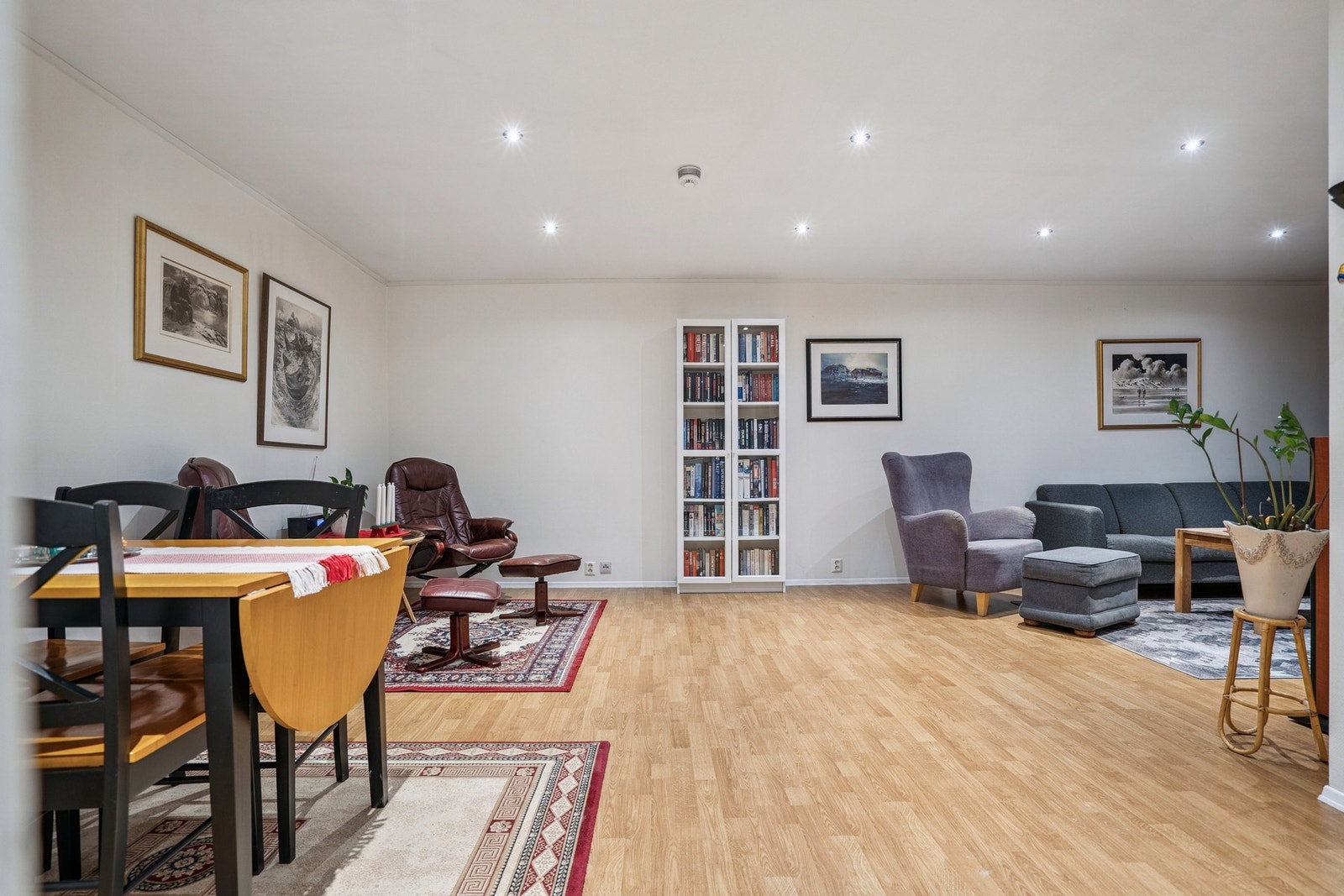 Oppholdsrommet er av god størrelse og gir en luftig atmosfære. Galleribilde