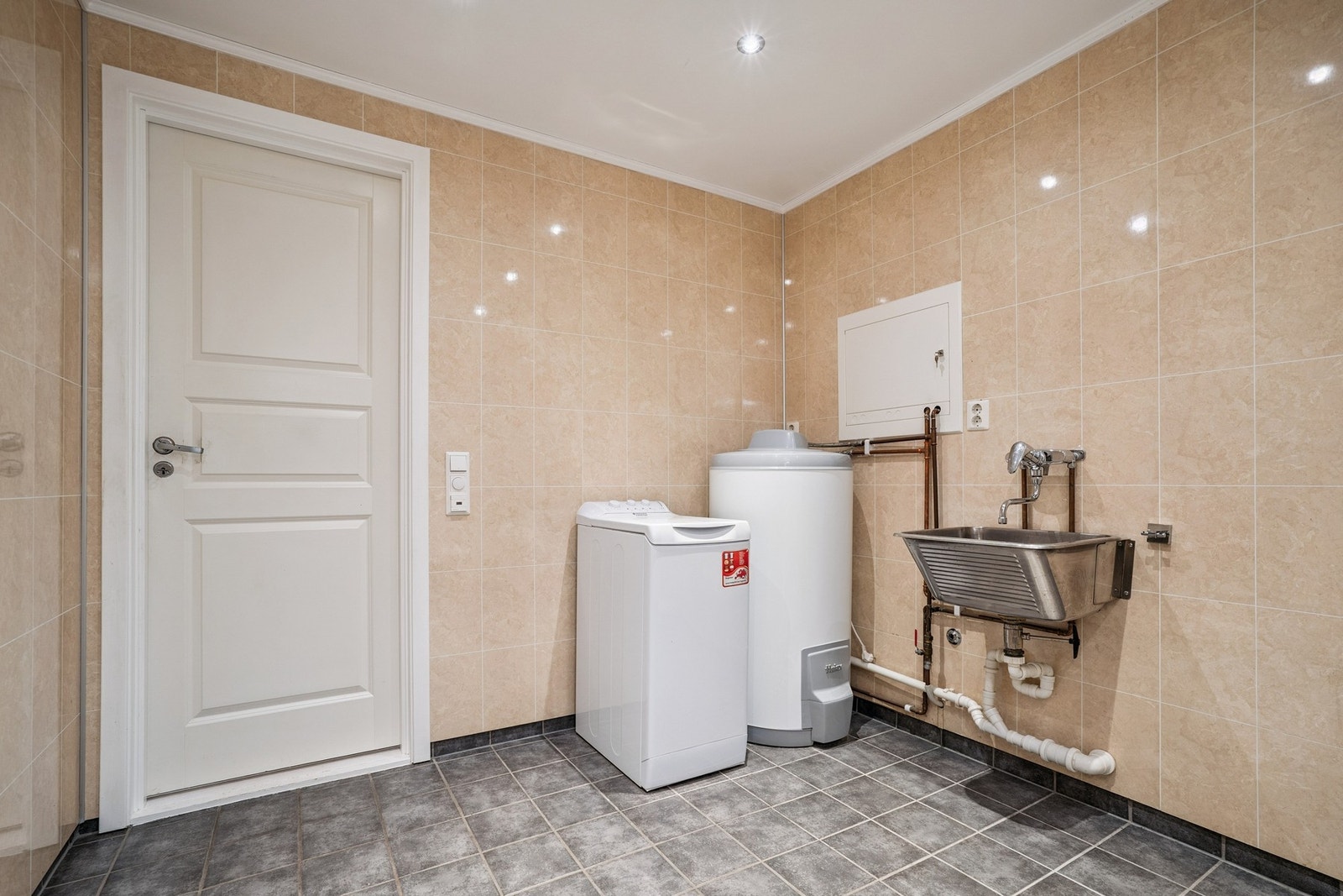 Rommet har fliser på gulvet, våtromspanel på vegger og spotter i taket. Galleribilde