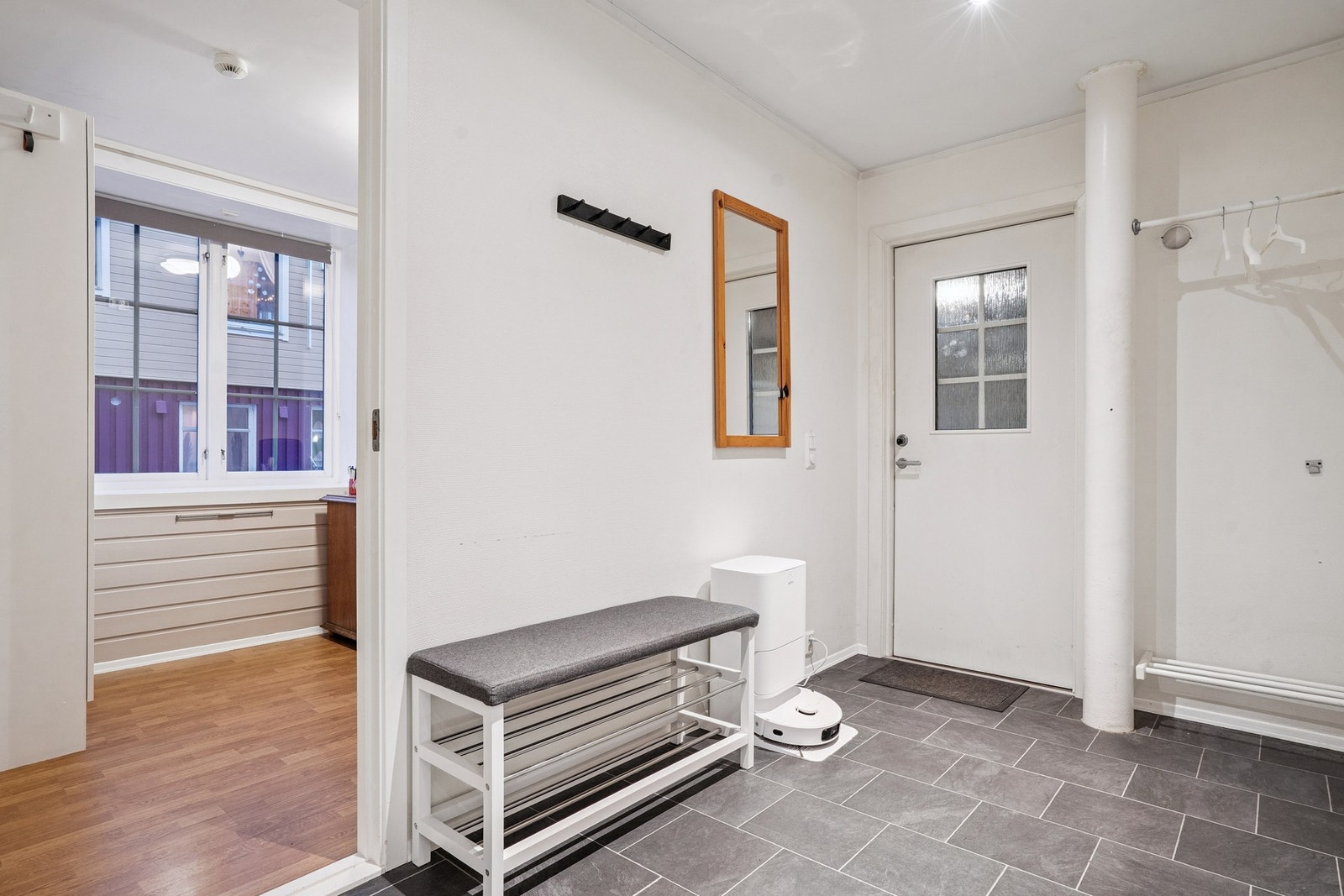 Fra gangen er det adkomst til 1 av 2 soverom, bad/vaskerom, kjøkken og stue. Galleribilde