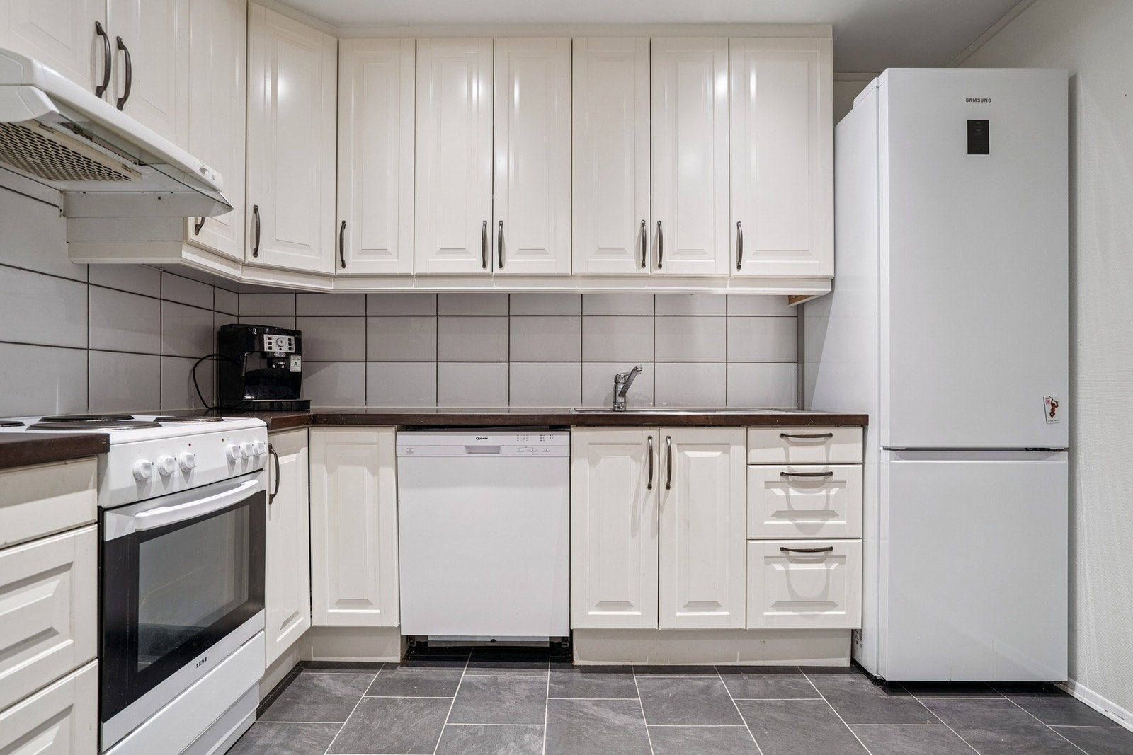 Innredningen byr på godt med lagringsplass og takhøye overskap. Galleribilde