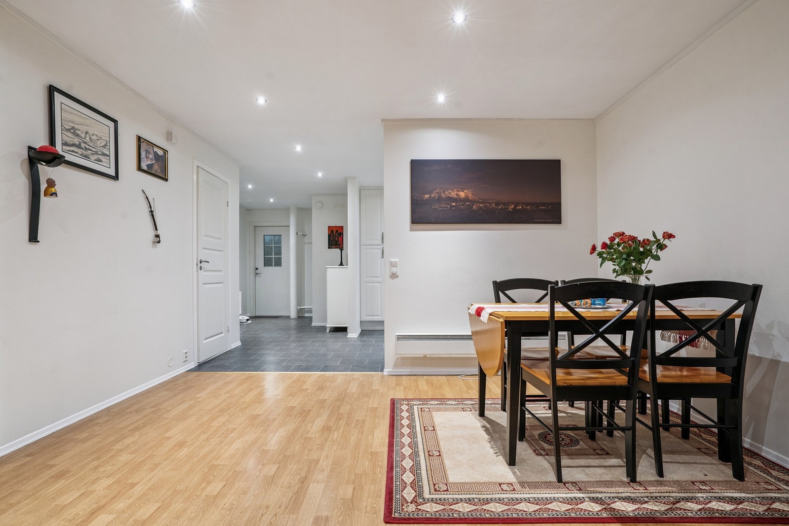 Kjøkkenet er delvis adskilt fra spiseplass og stuen. Galleribilde