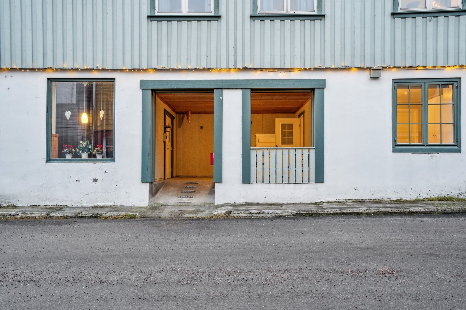 Leiligheten ligger sentralt til i Kabelvåg med gangavstand til matbutikk, nisjebutikker, skoler, barnehage og idrettsanlegg. Galleribilde