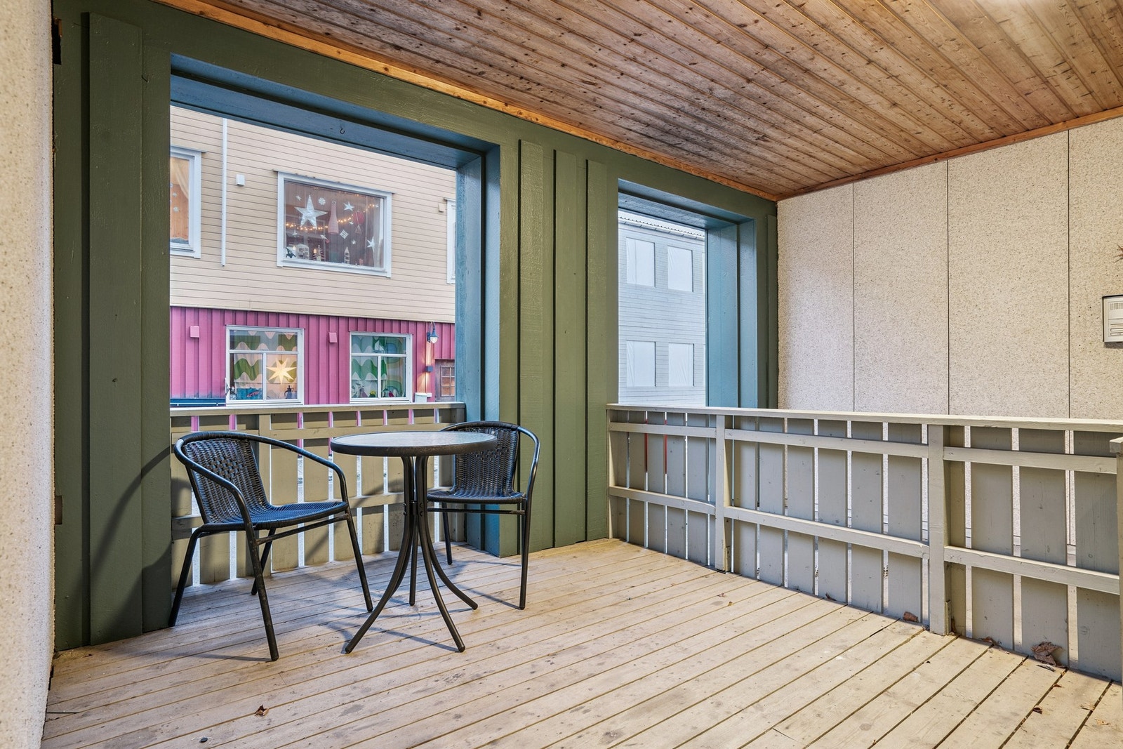 Felles uteområdet for sameiet, hvor det er inngang til resterende etasjer til høyre i bilde. Galleribilde