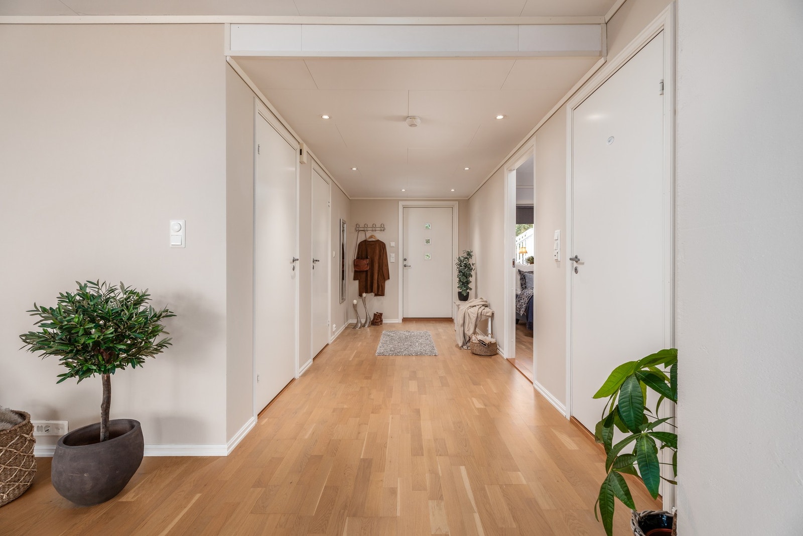 Soverommene ligger på hver sin side av gangen med hovedsoverom inn til høyre. Galleribilde